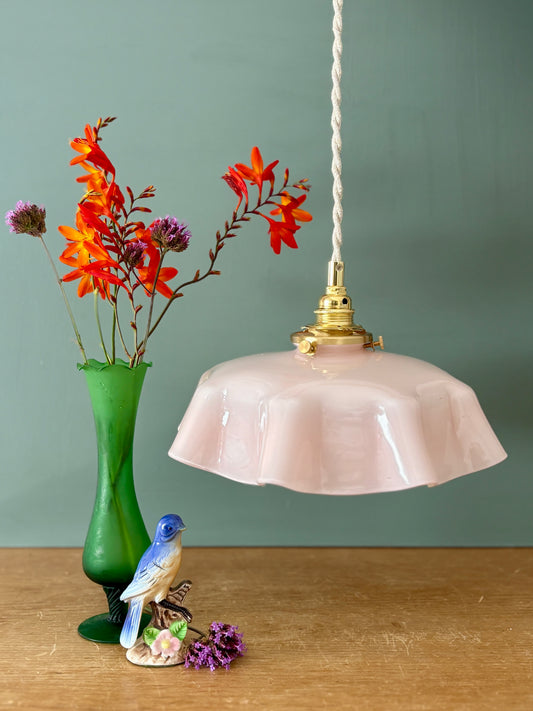 Suspension abat-jour vintage en opaline rose.