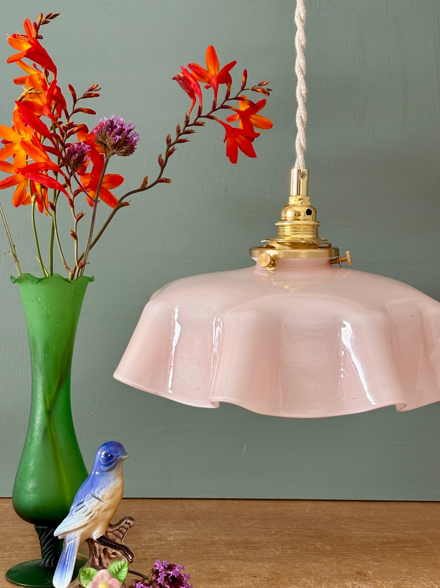 Suspension abat-jour vintage en opaline rose.