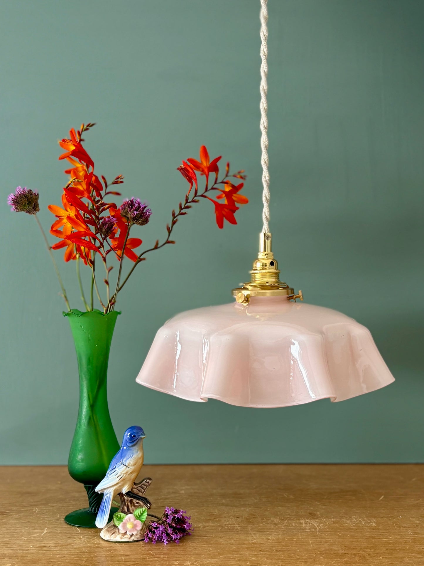 Suspension abat-jour vintage en opaline rose.