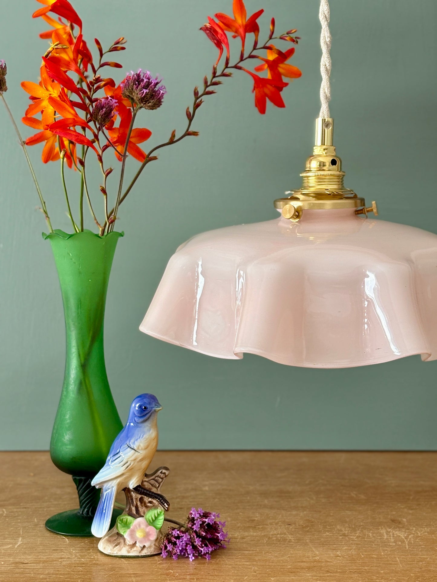 Suspension abat-jour vintage en opaline rose.