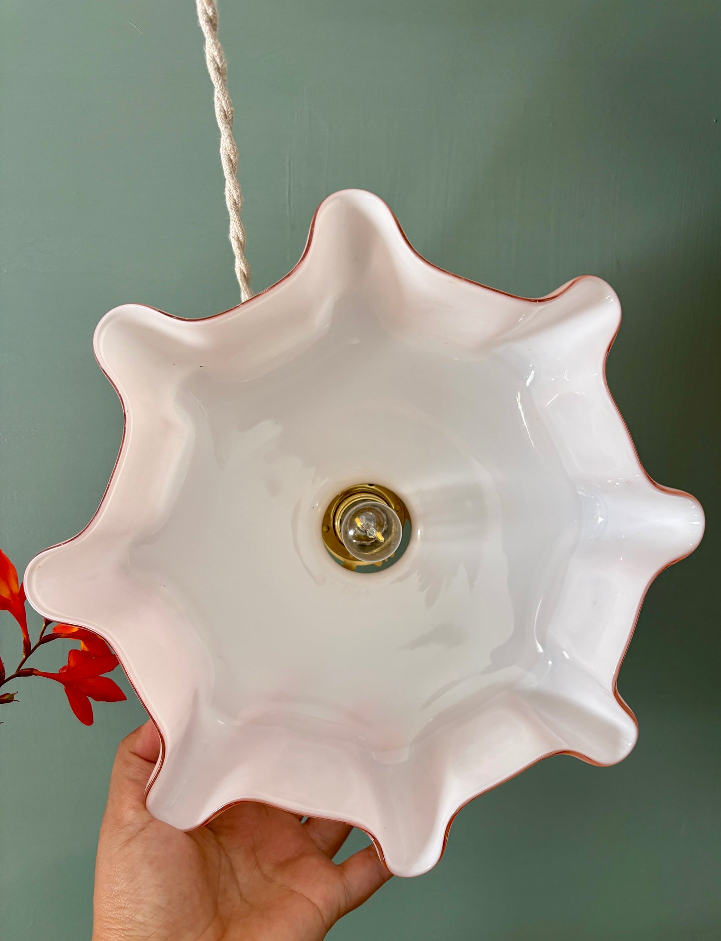 Suspension abat-jour vintage en opaline rose.