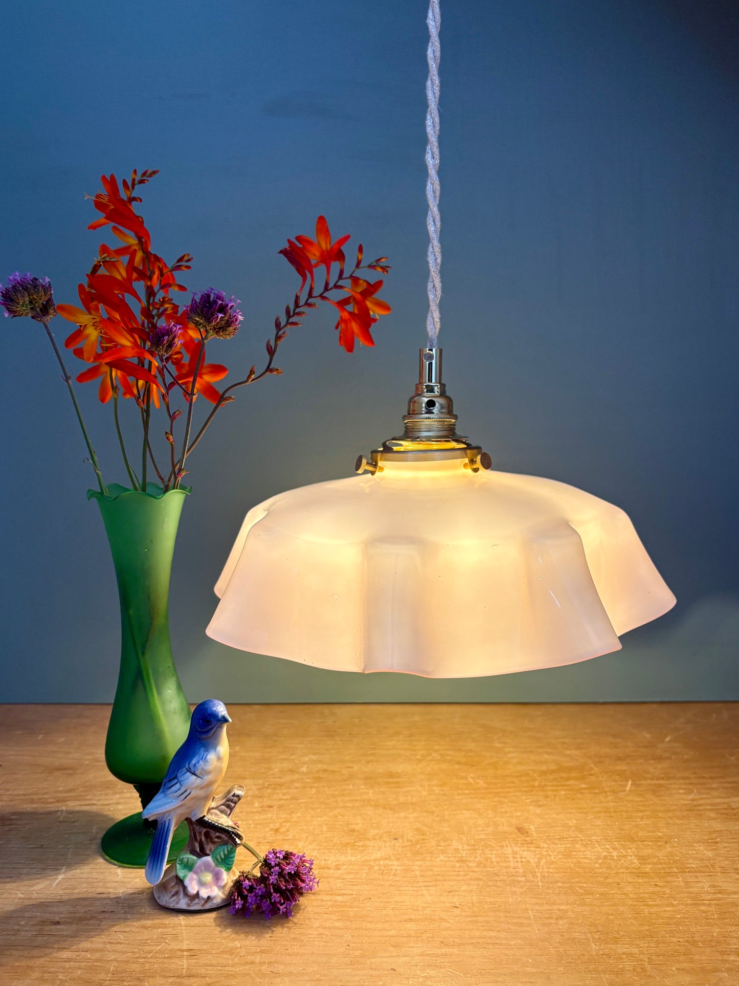 Suspension abat-jour vintage en opaline rose.