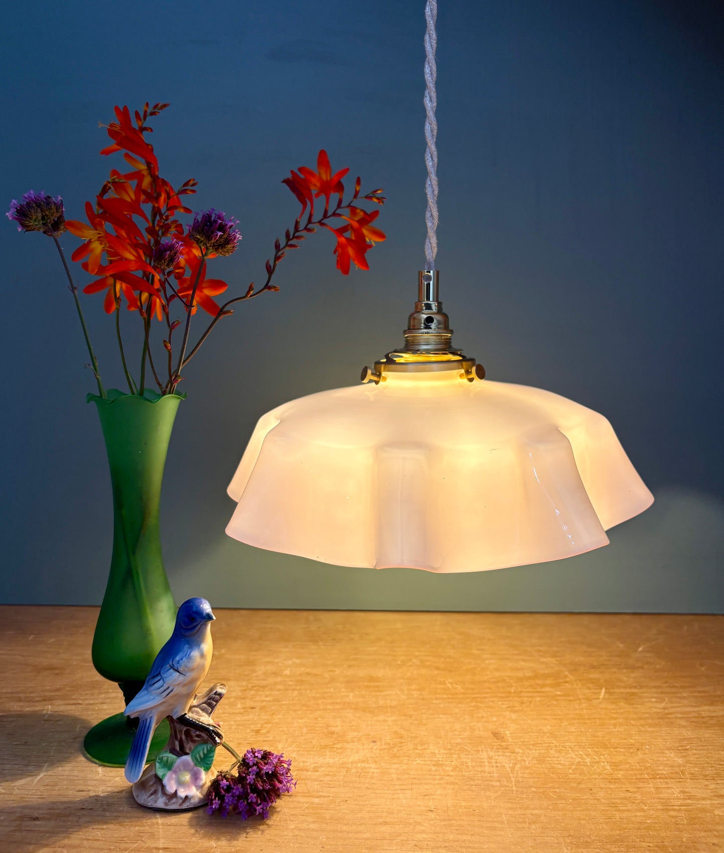 Suspension abat-jour vintage en opaline rose.