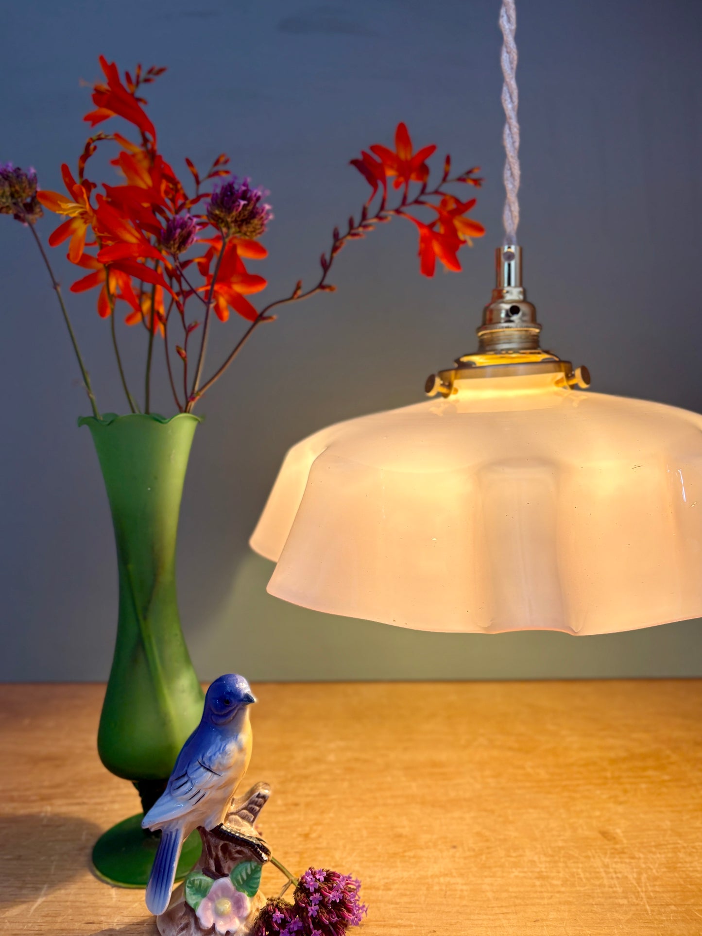 Suspension abat-jour vintage en opaline rose.