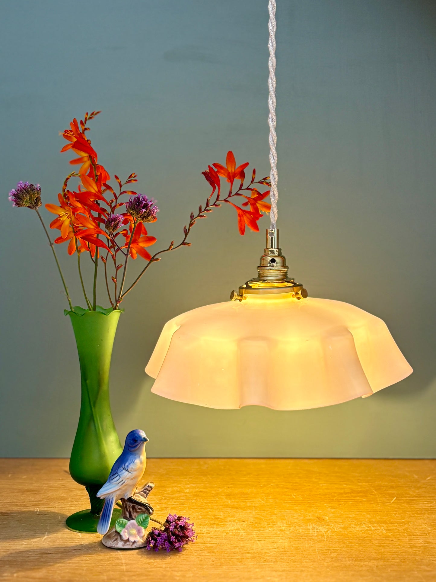 Suspension abat-jour vintage en opaline rose.