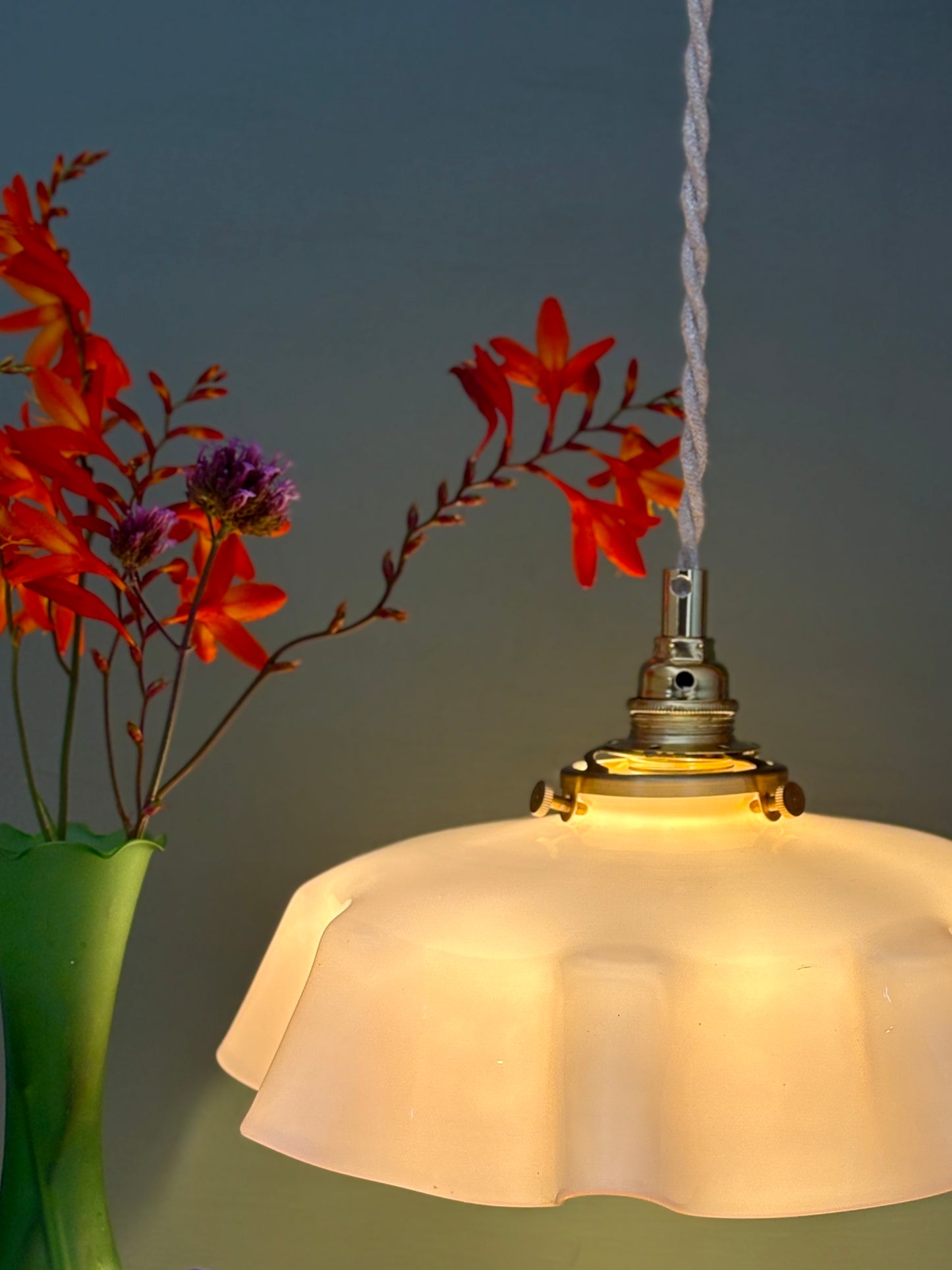 Suspension abat-jour vintage en opaline rose.