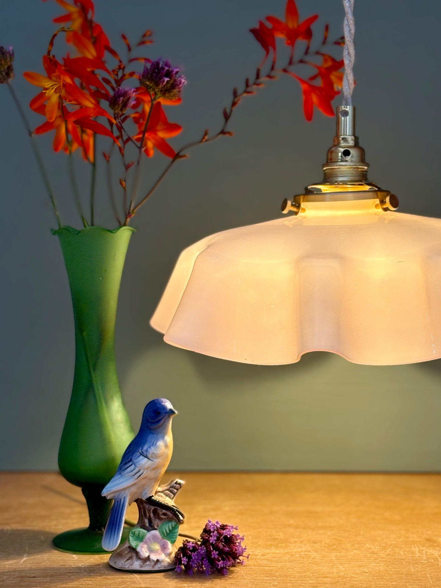 Suspension abat-jour vintage en opaline rose.