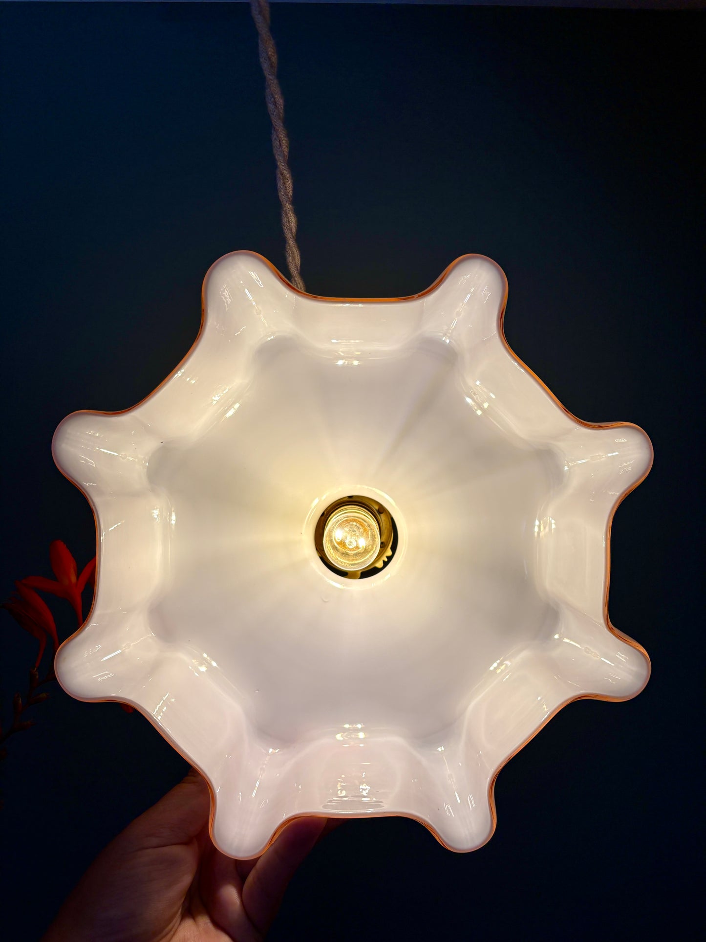 Suspension abat-jour vintage en opaline rose.