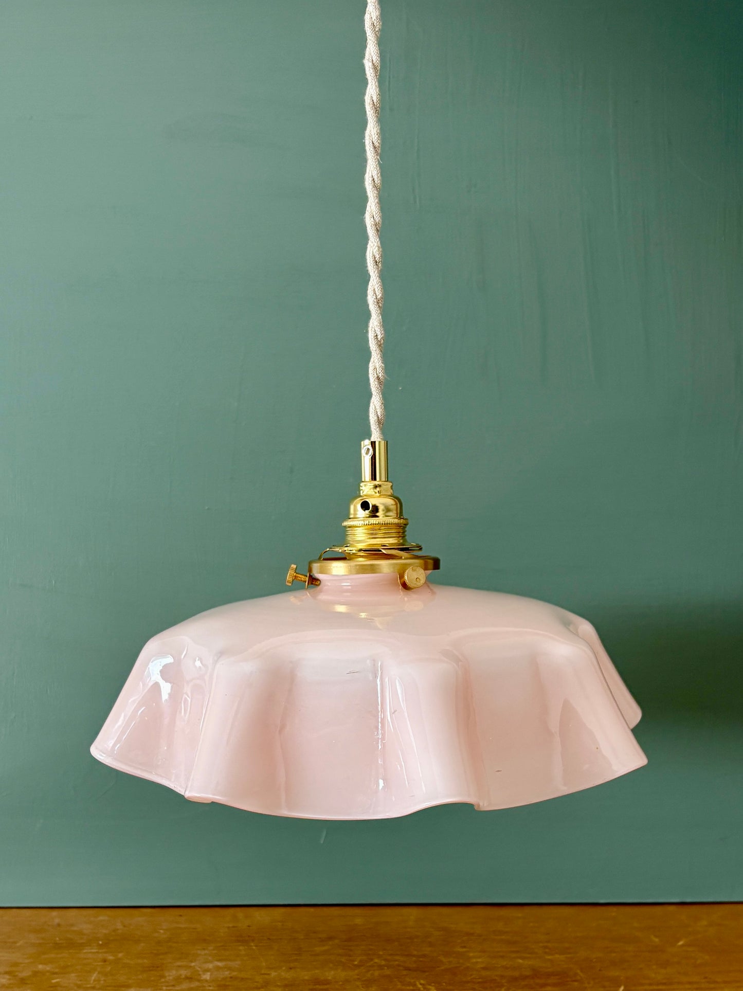 Suspension abat-jour vintage en opaline rose.