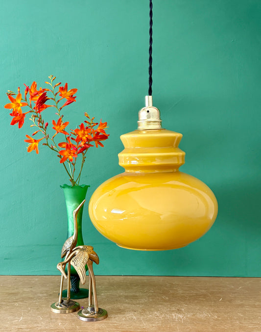 Suspension globe vintage en opaline ocre