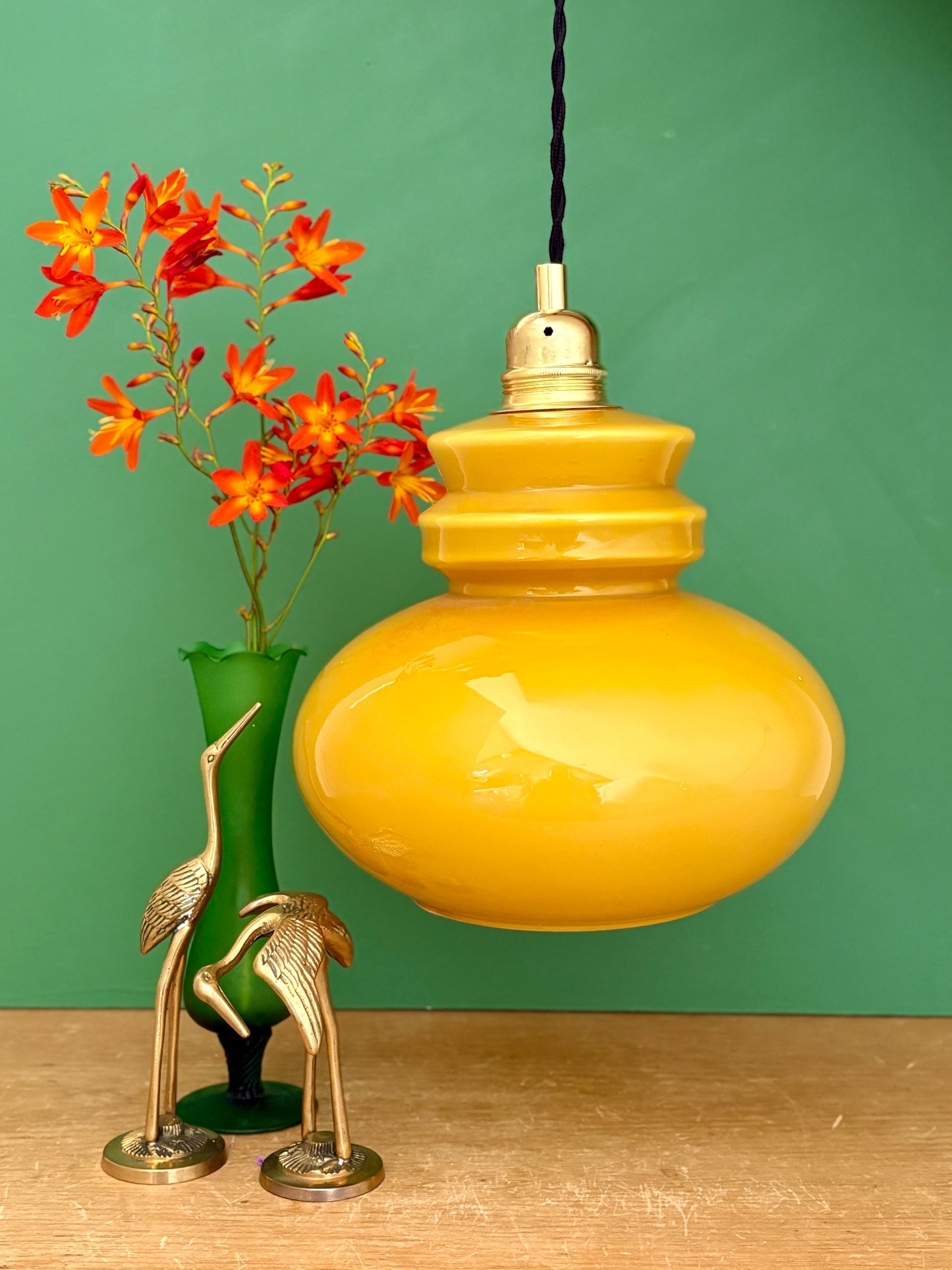 Suspension globe vintage en opaline ocre