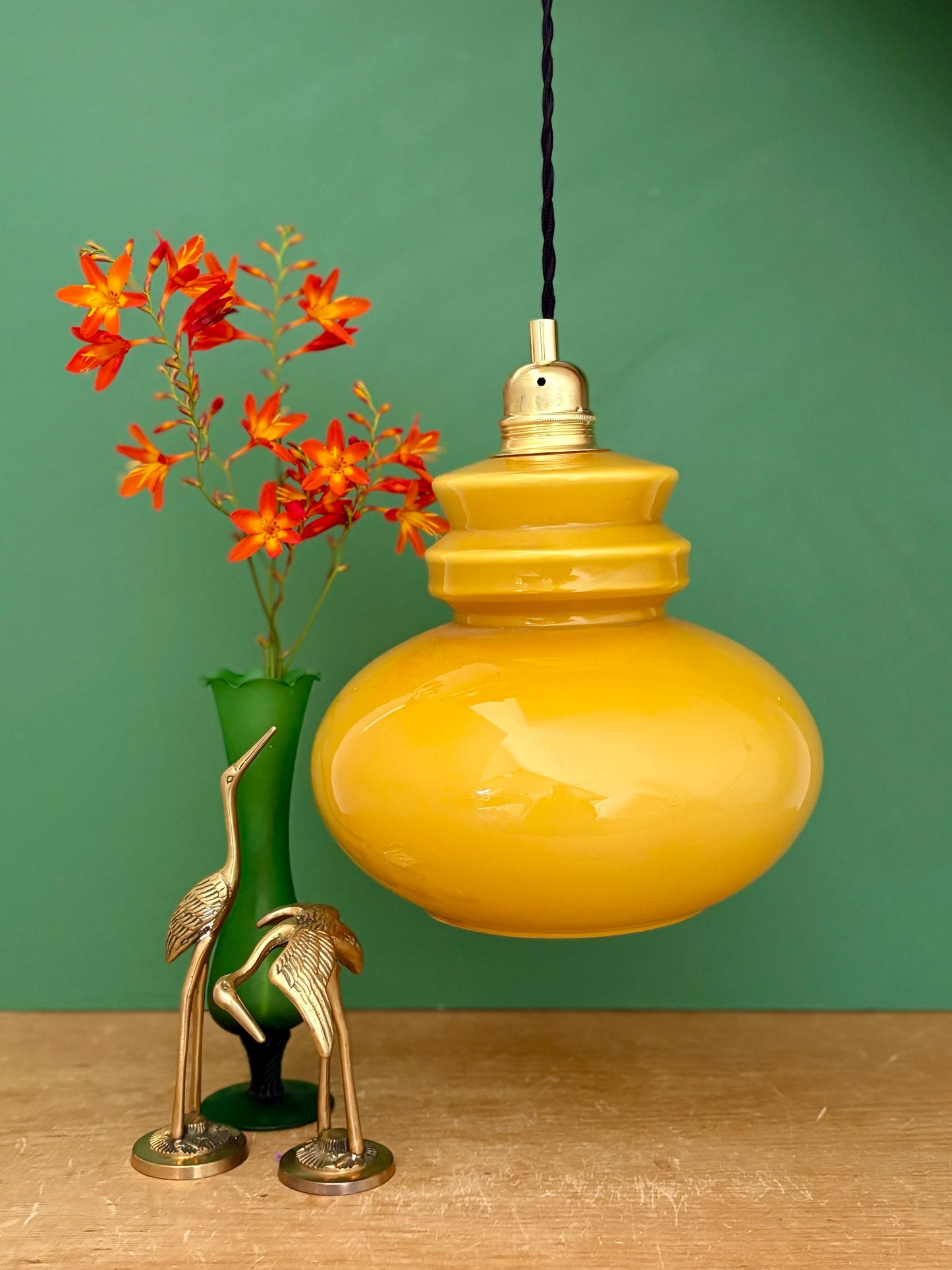 Suspension globe vintage en opaline ocre