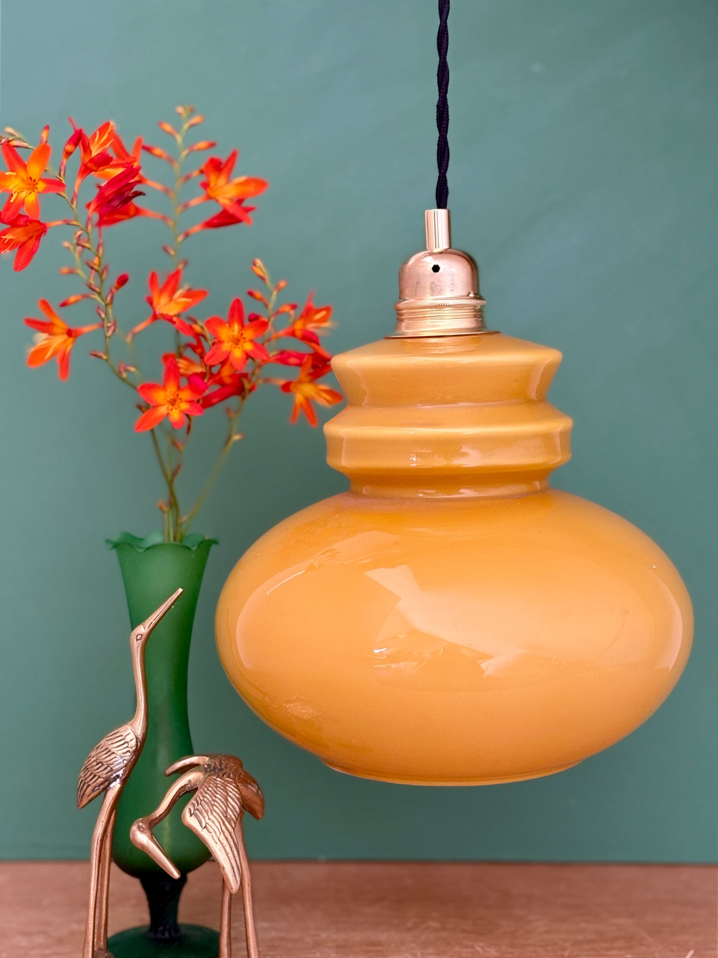 Suspension globe vintage en opaline ocre