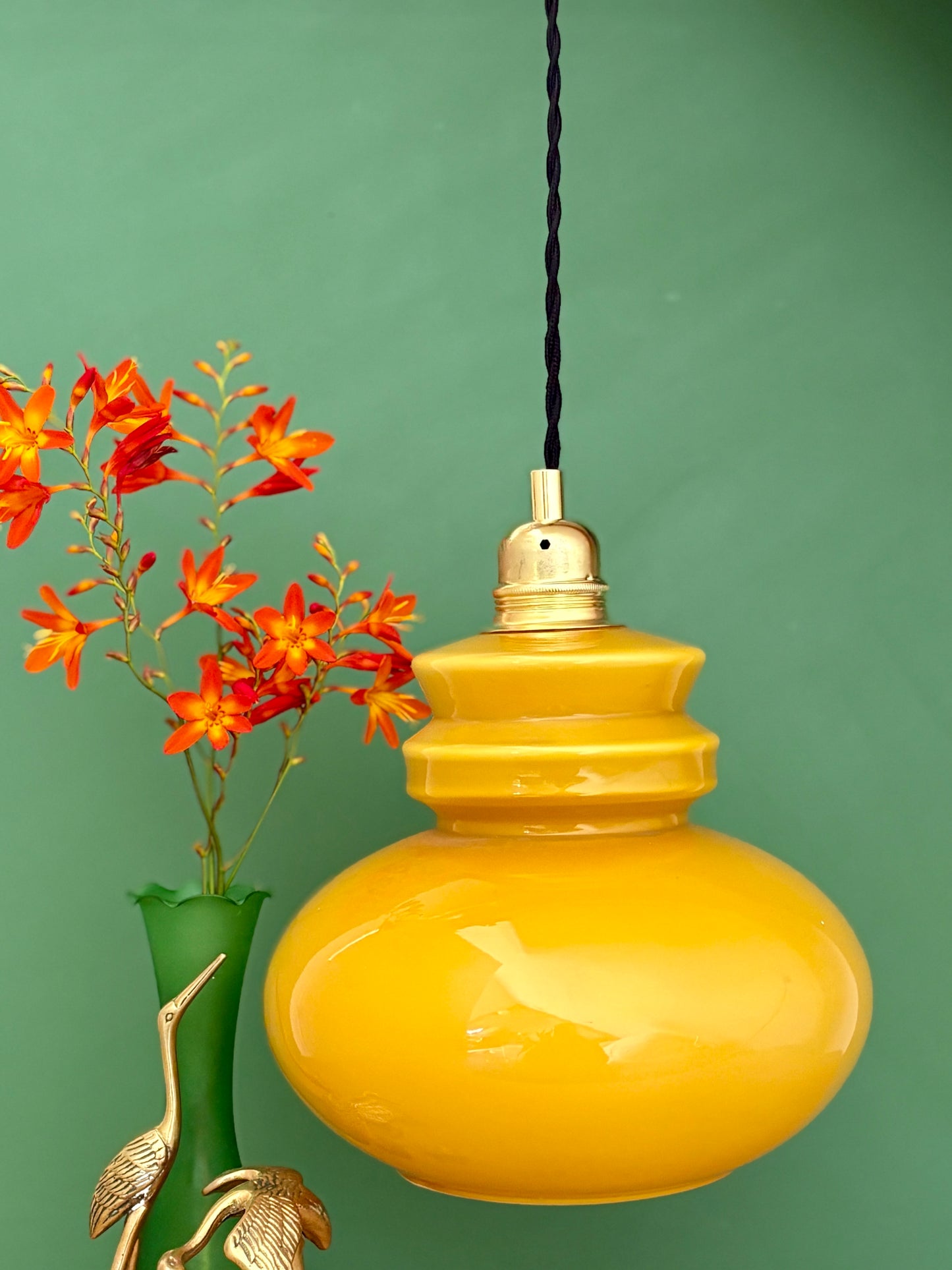 Suspension globe vintage en opaline ocre