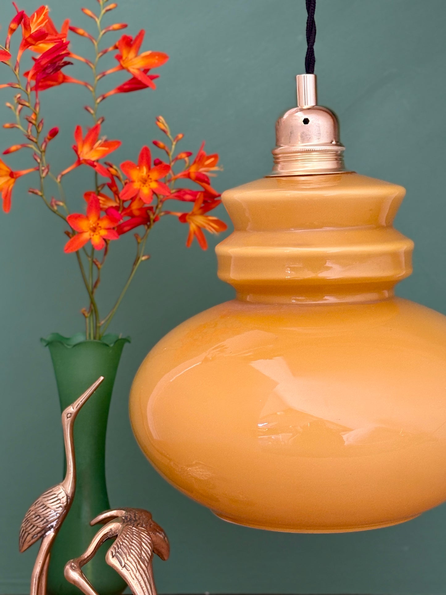 Suspension globe vintage en opaline ocre
