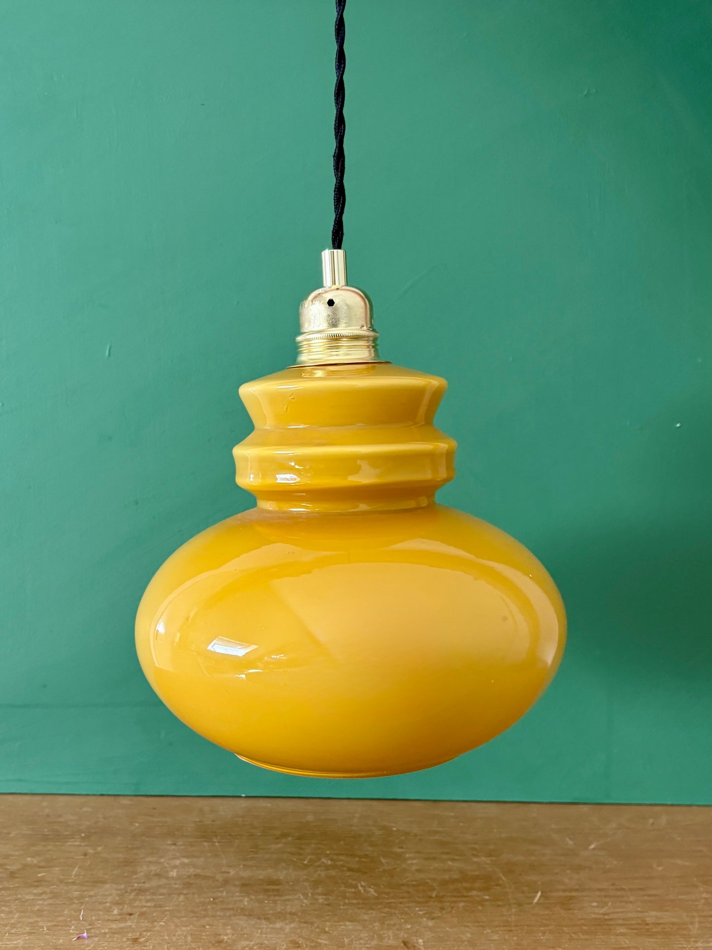 Suspension globe vintage en opaline ocre