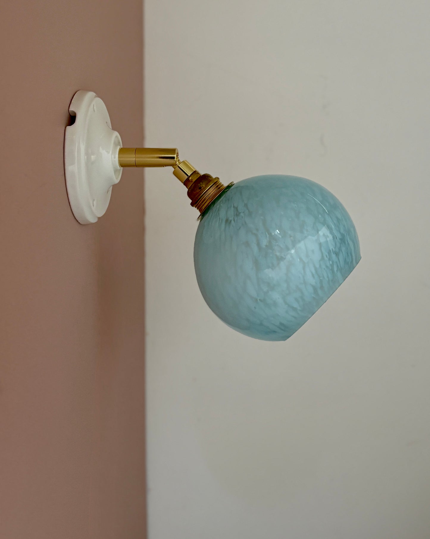 Applique globe vintage en verre de Clichy bleu