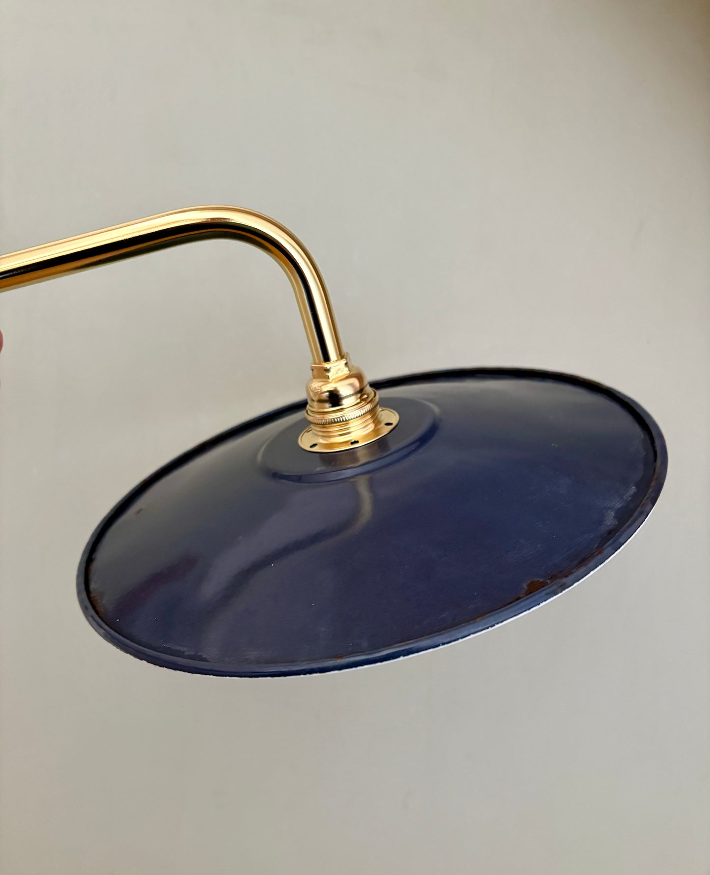 Applique coudée abat-jour vintage en tôle émaillée bleue