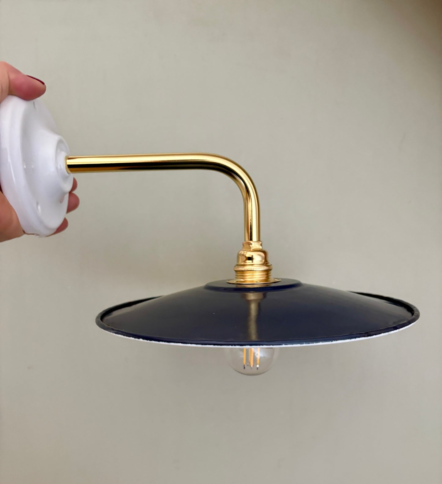 Applique coudée abat-jour vintage en tôle émaillée bleue