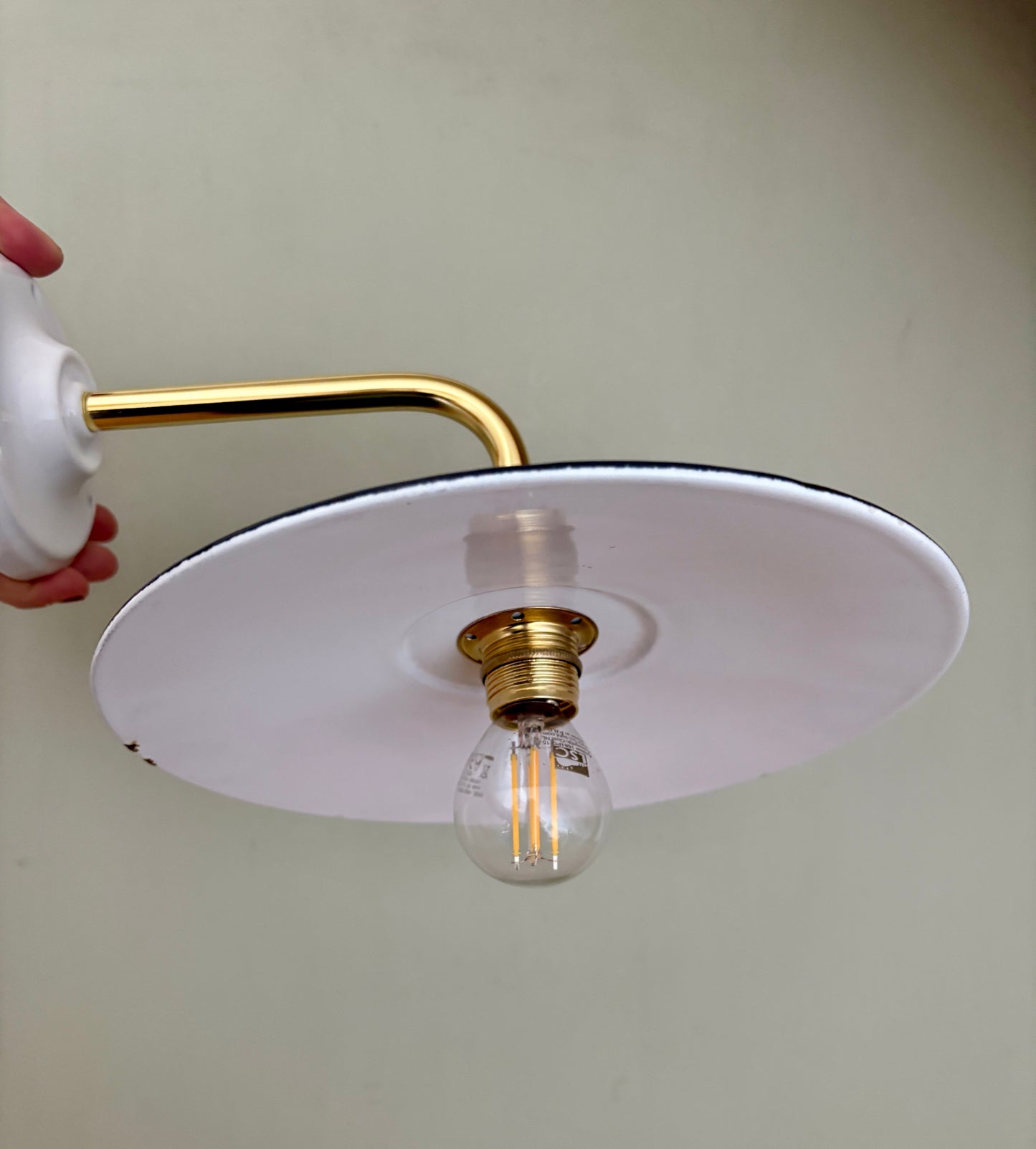 Applique coudée abat-jour vintage en tôle émaillée bleue