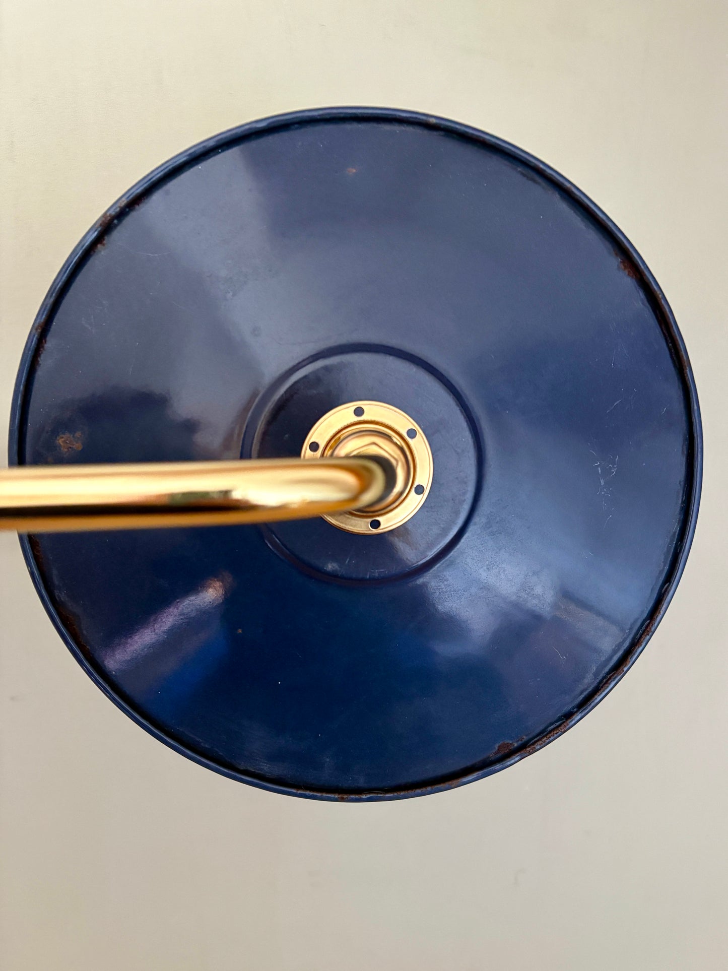 Applique coudée abat-jour vintage en tôle émaillée bleue