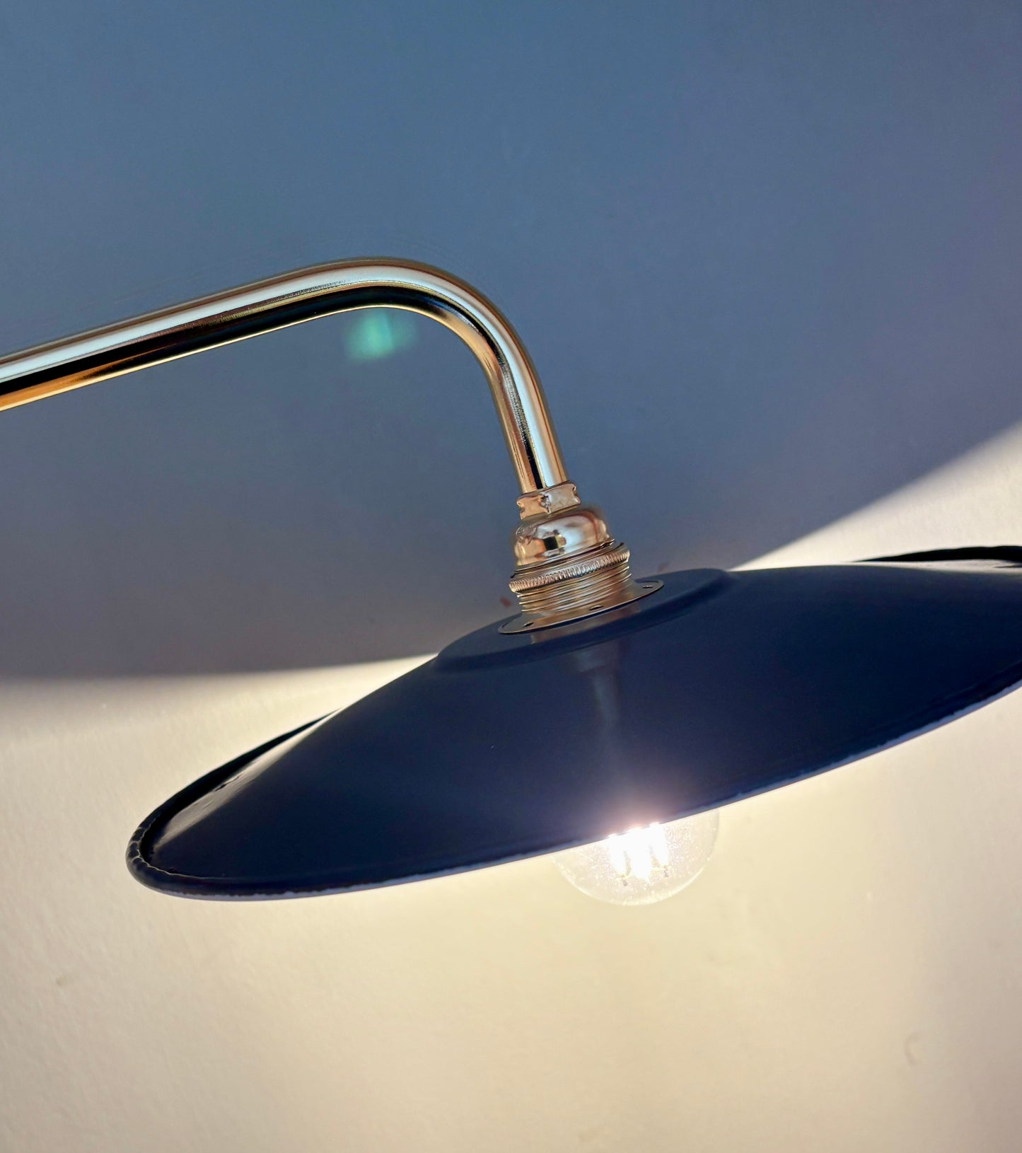 Applique coudée abat-jour vintage en tôle émaillée bleue