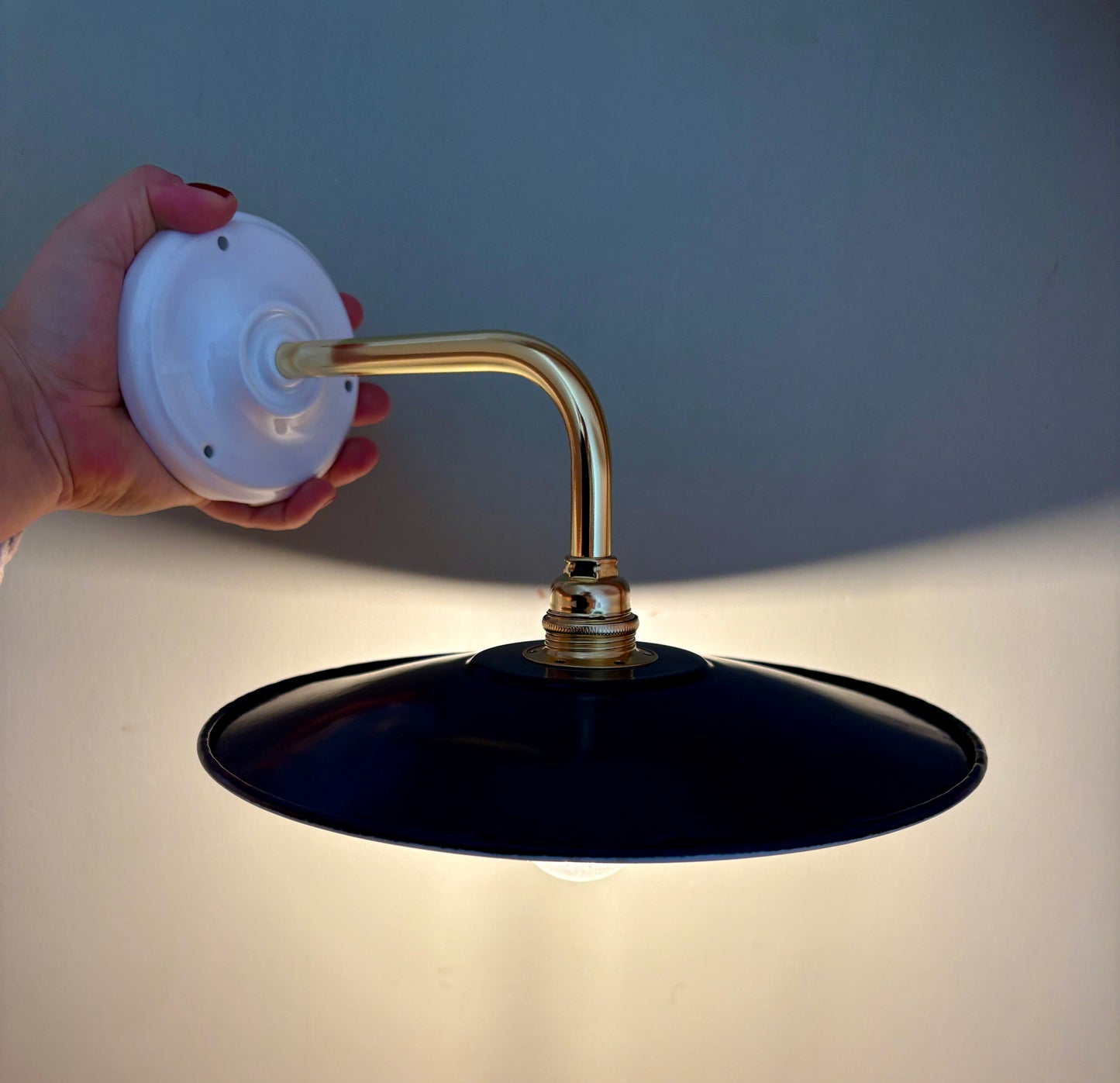 Applique coudée abat-jour vintage en tôle émaillée bleue