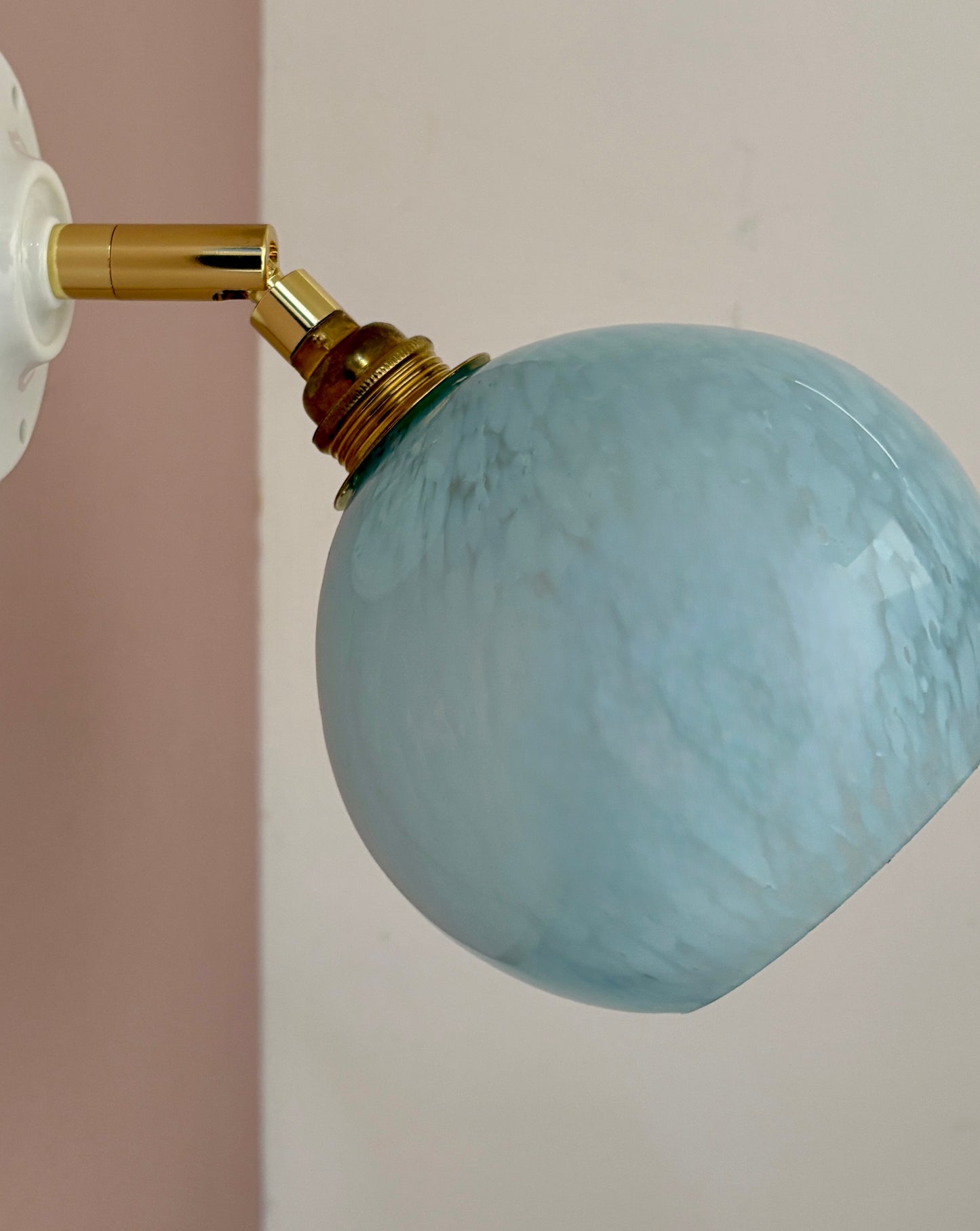 Applique globe vintage en verre de Clichy bleu