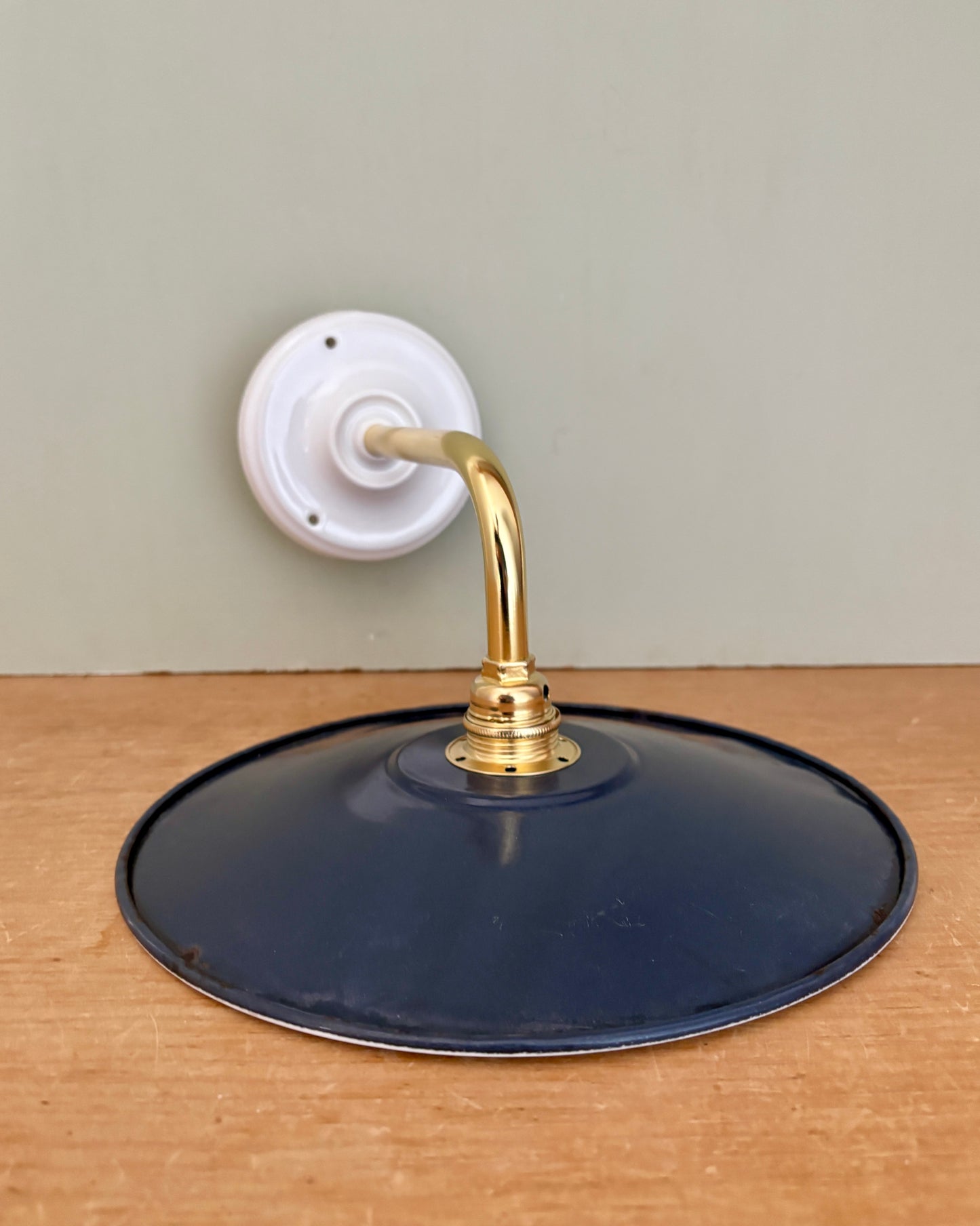 Applique coudée abat-jour vintage en tôle émaillée bleue