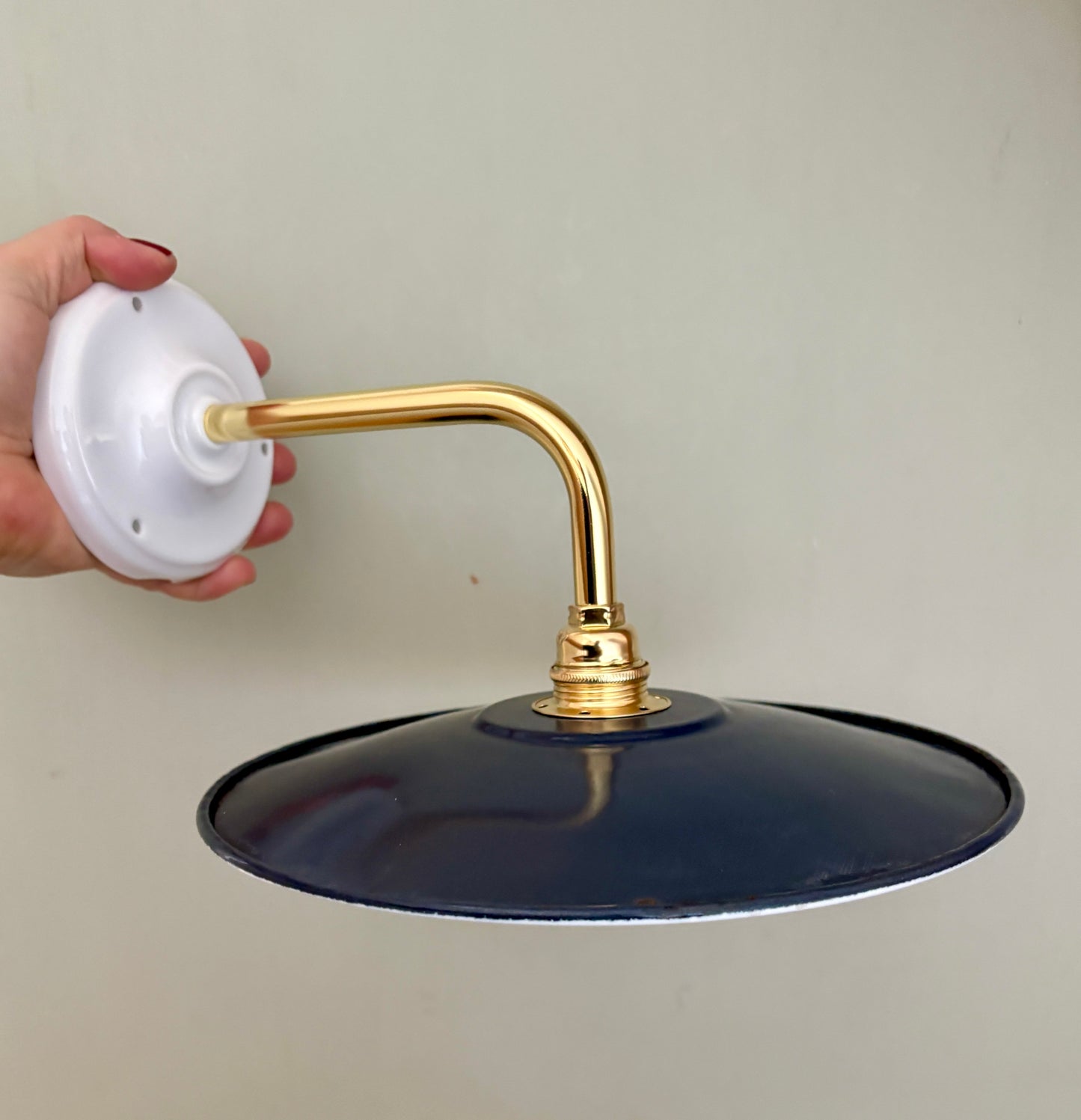 Applique coudée abat-jour vintage en tôle émaillée bleue