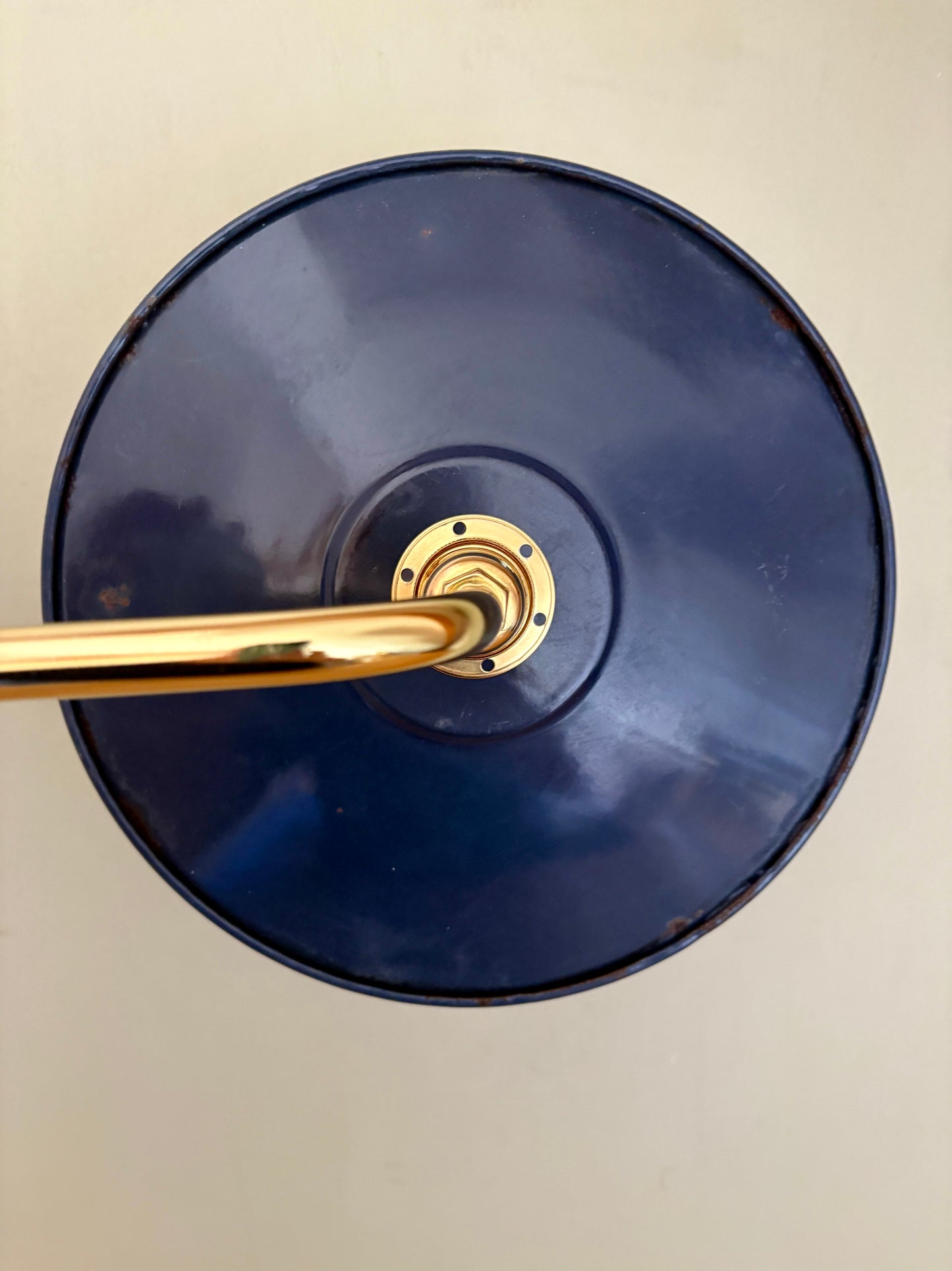 Applique coudée abat-jour vintage en tôle émaillée bleue