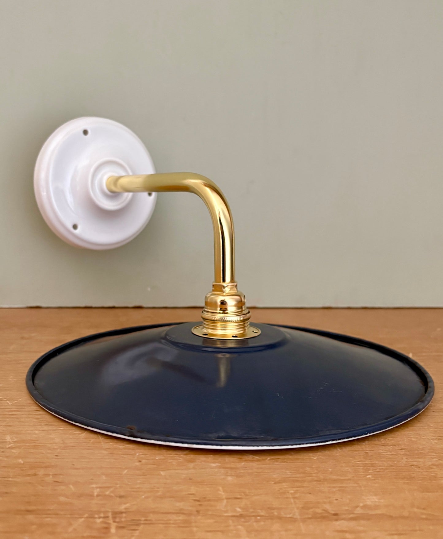 Applique coudée abat-jour vintage en tôle émaillée bleue