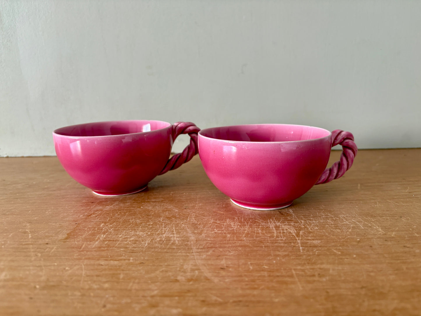 Lot de 2 tasses anciennes en céramique rose
