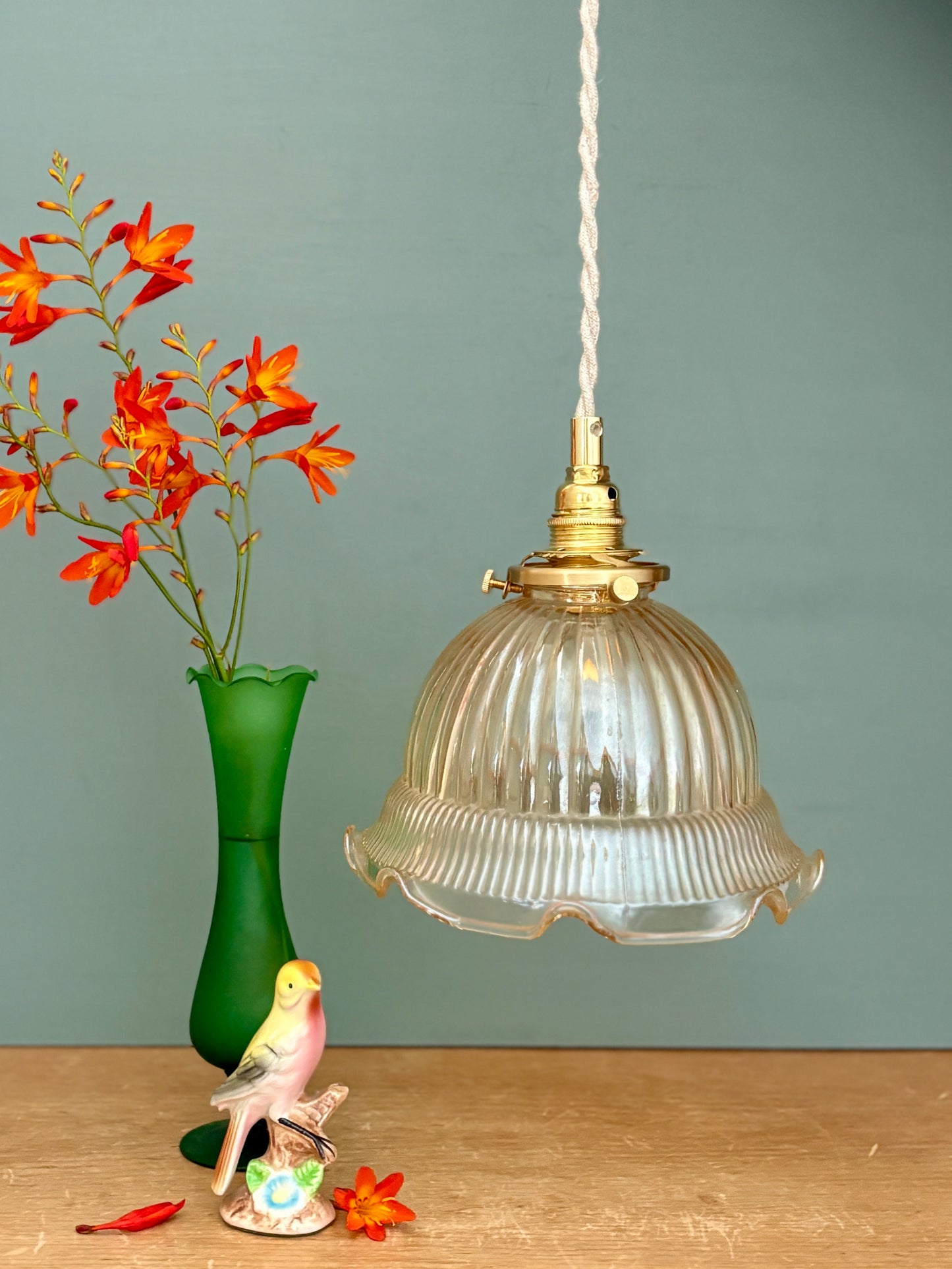Suspension tulipe vintage en verre ambré