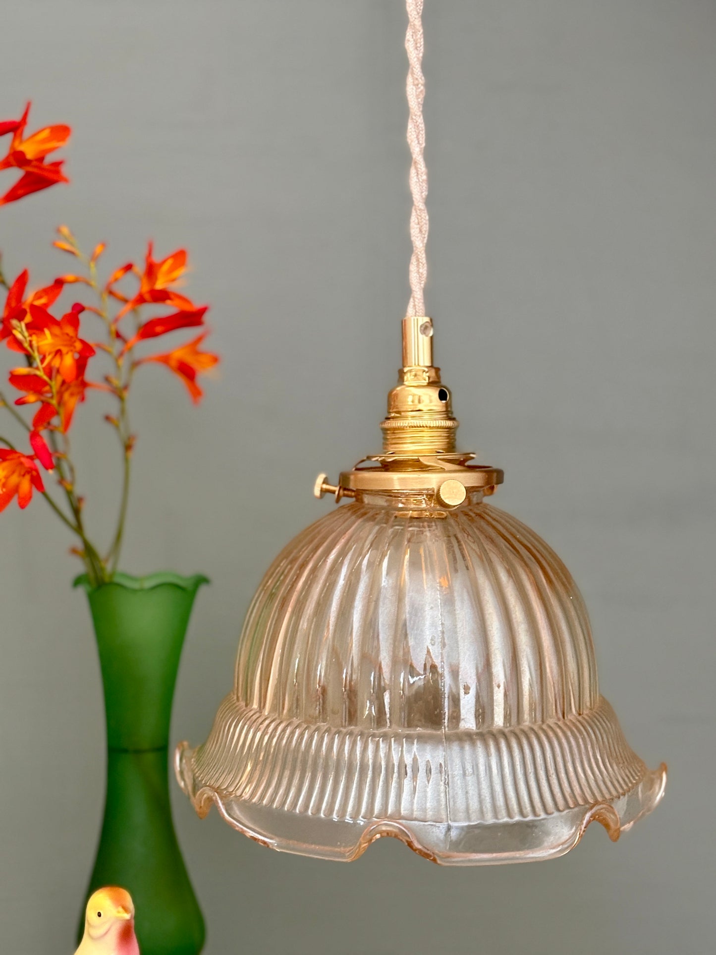 Suspension tulipe vintage en verre ambré