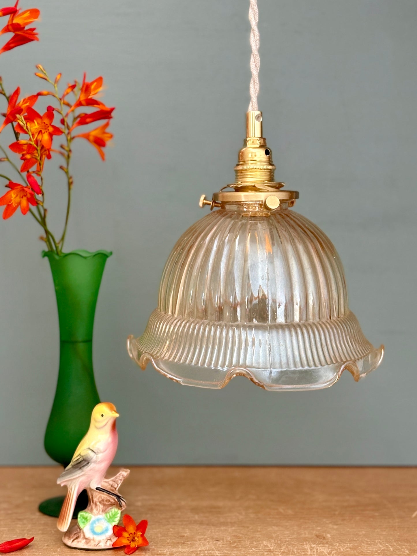 Suspension tulipe vintage en verre ambré