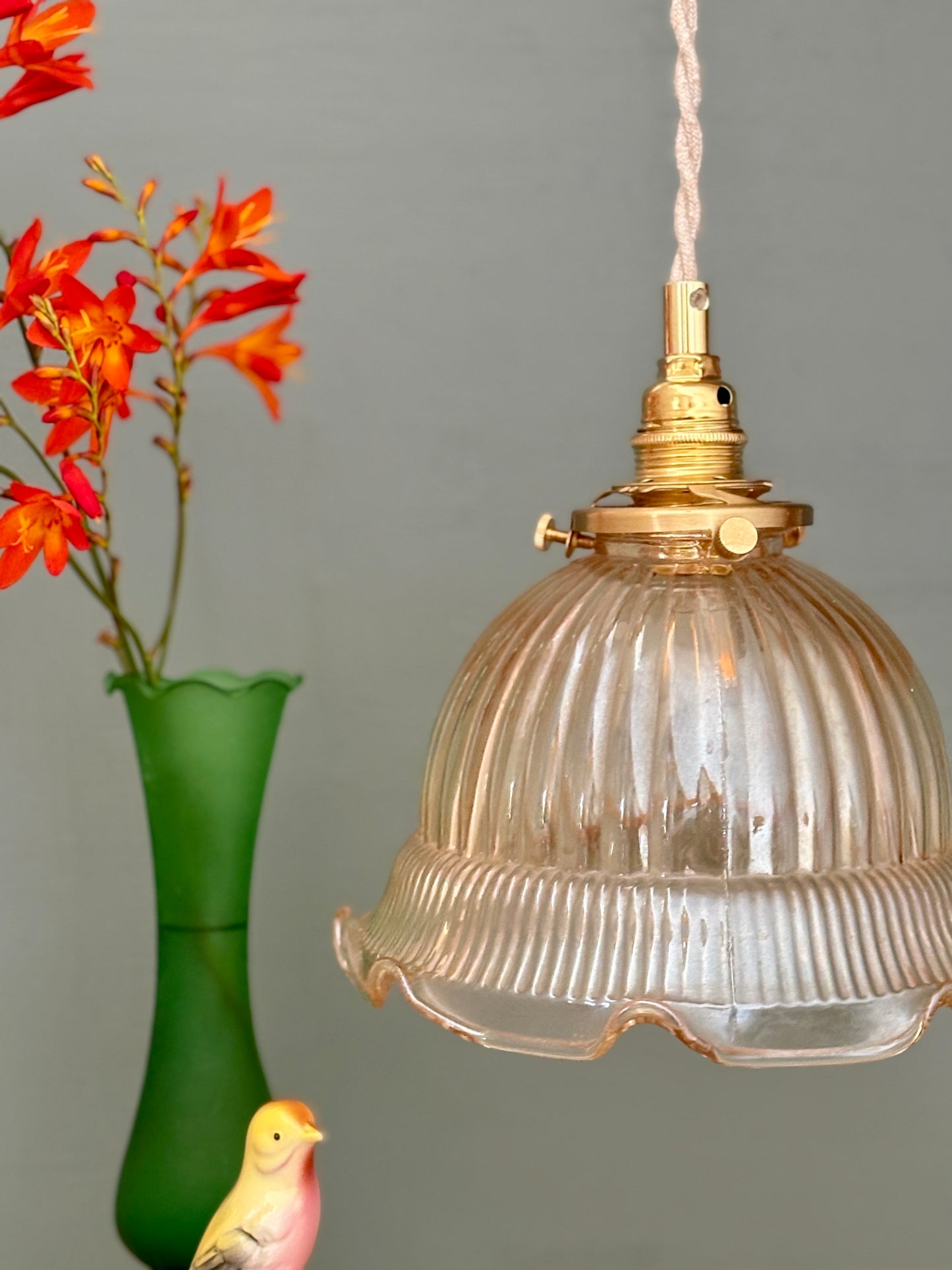 Suspension tulipe vintage en verre ambré
