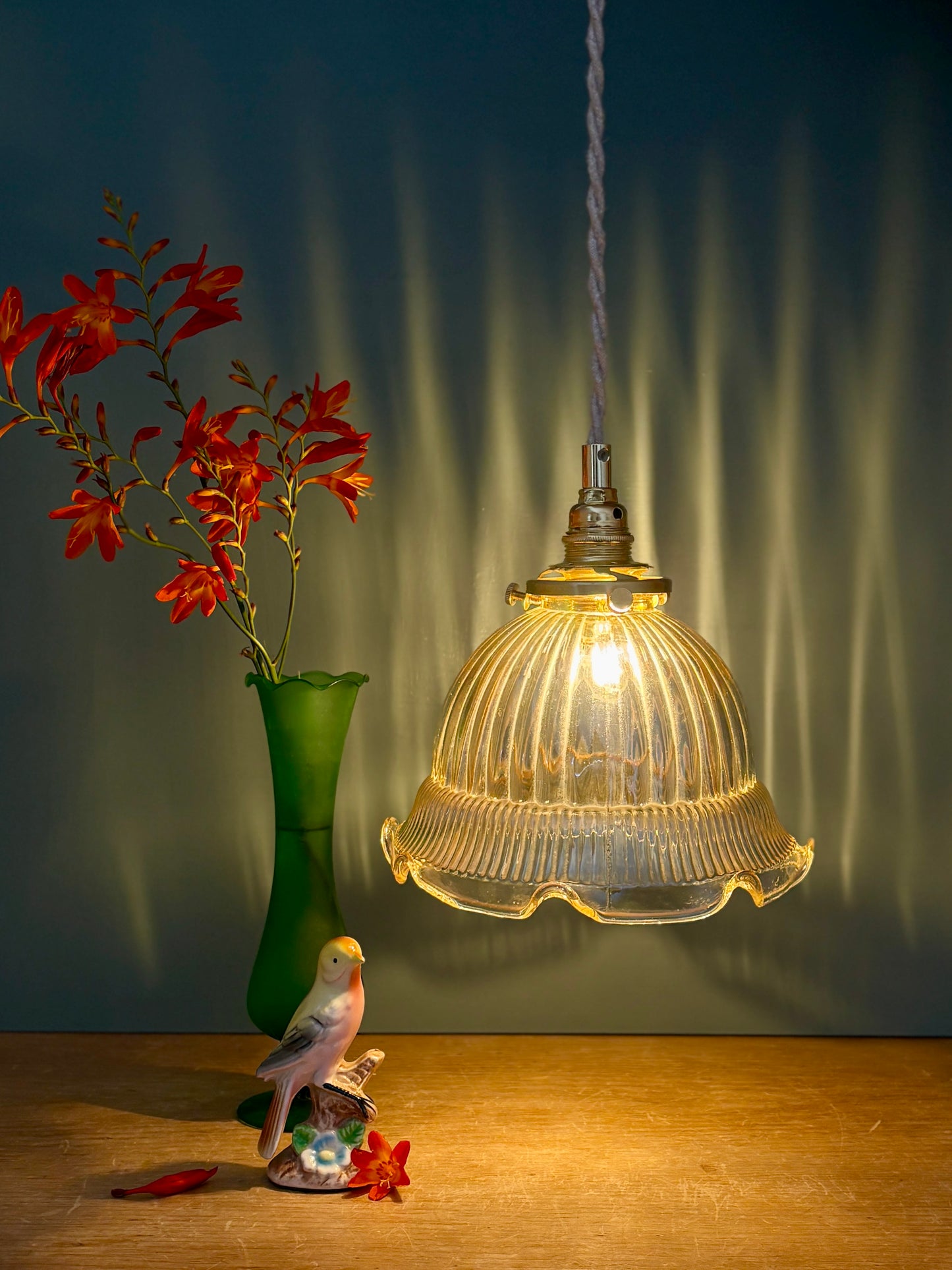 Suspension tulipe vintage en verre ambré