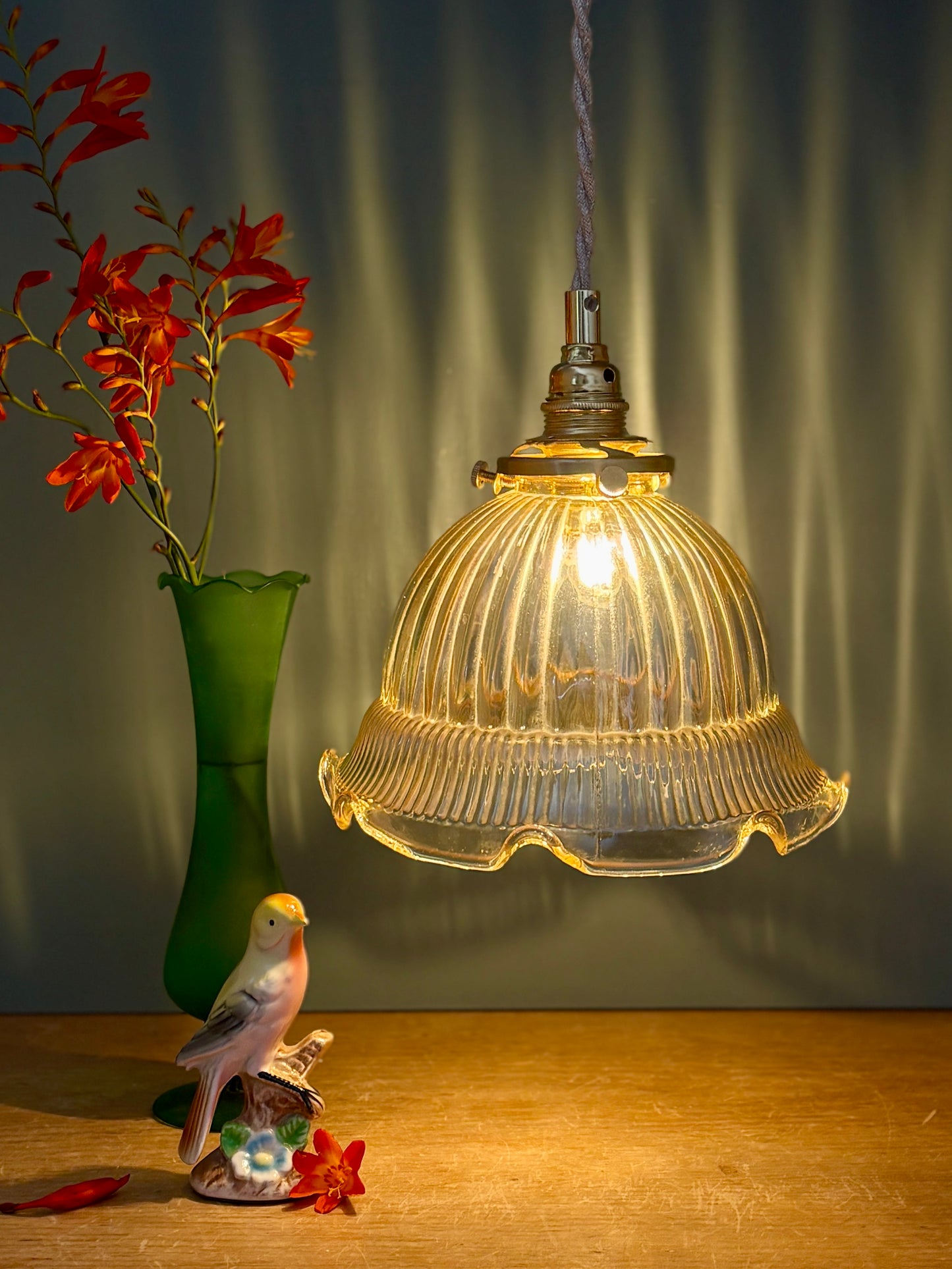 Suspension tulipe vintage en verre ambré