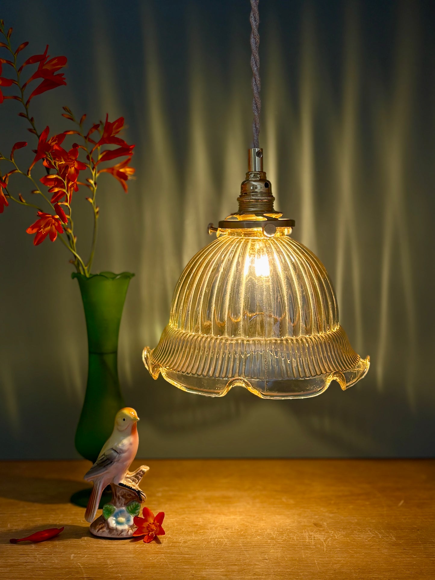 Suspension tulipe vintage en verre ambré