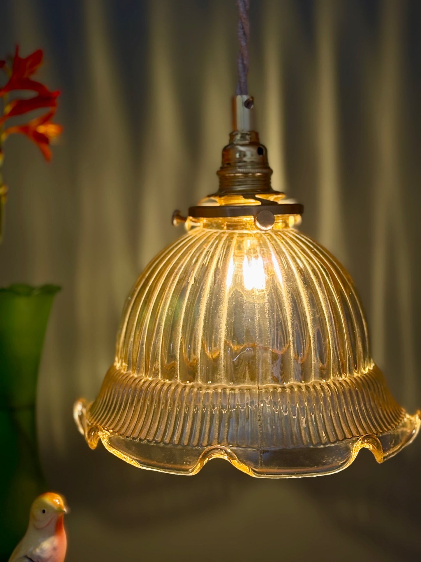 Suspension tulipe vintage en verre ambré