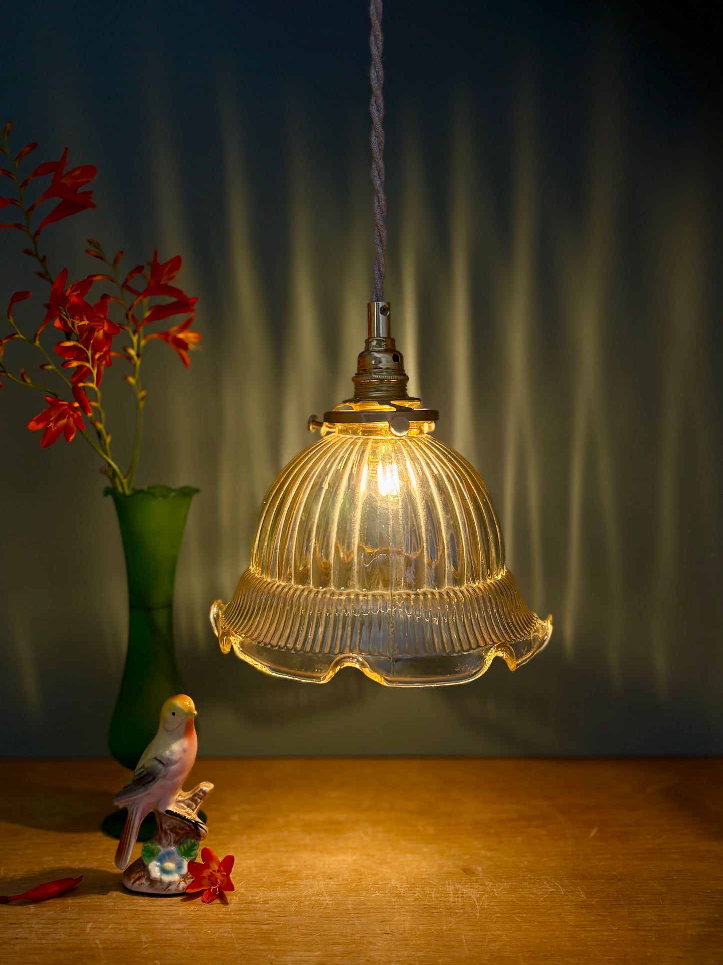 Suspension tulipe vintage en verre ambré