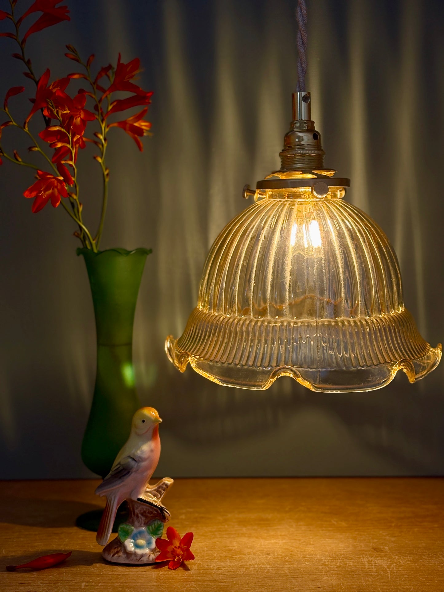 Suspension tulipe vintage en verre ambré