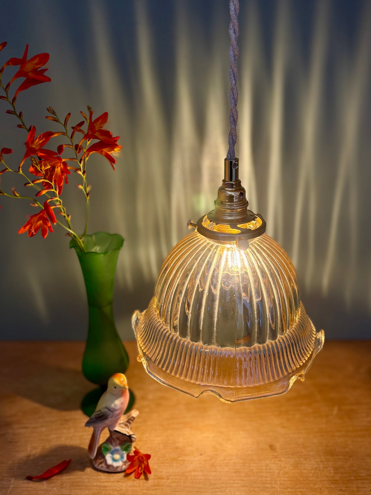 Suspension tulipe vintage en verre ambré