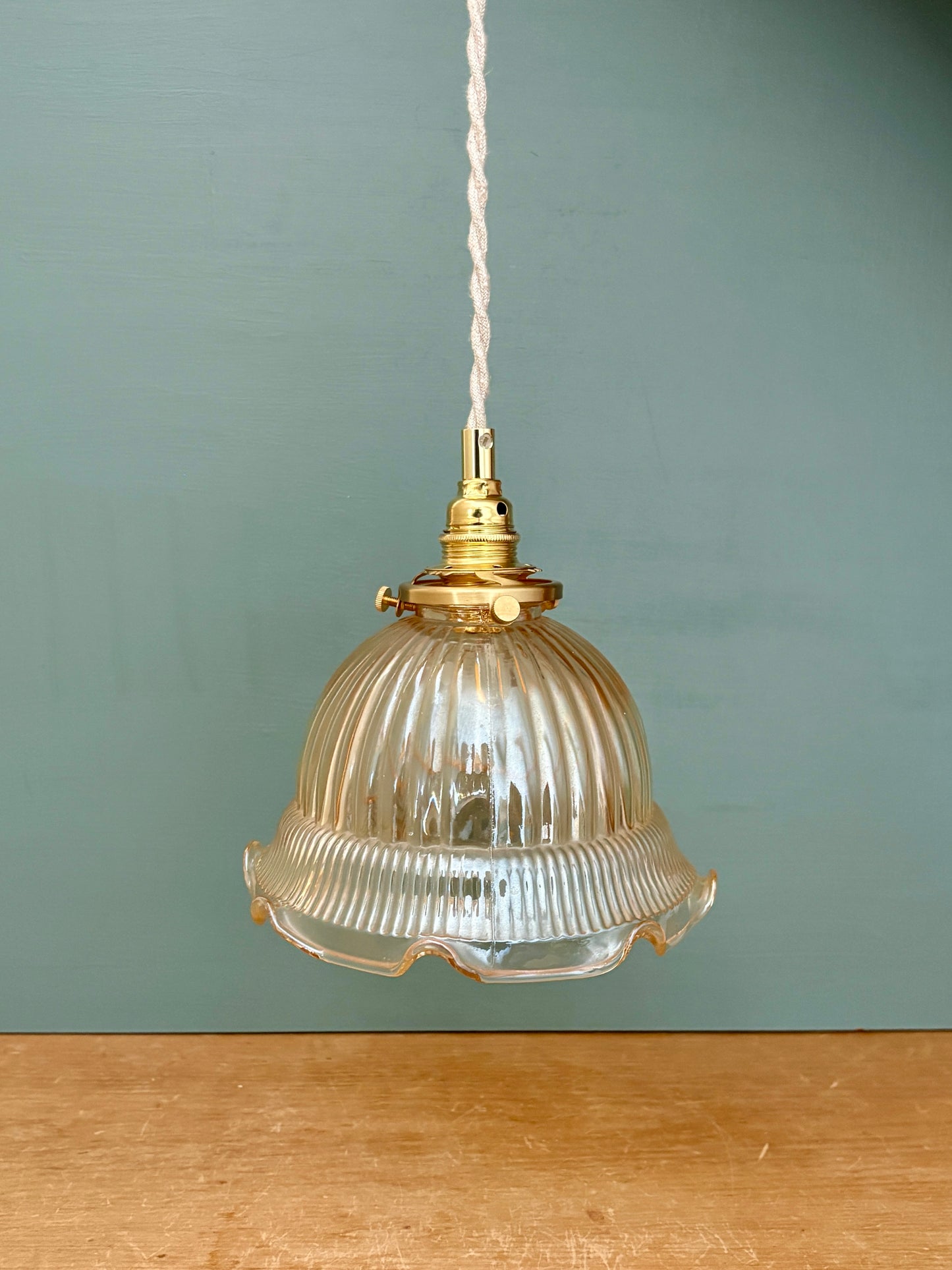Suspension tulipe vintage en verre ambré