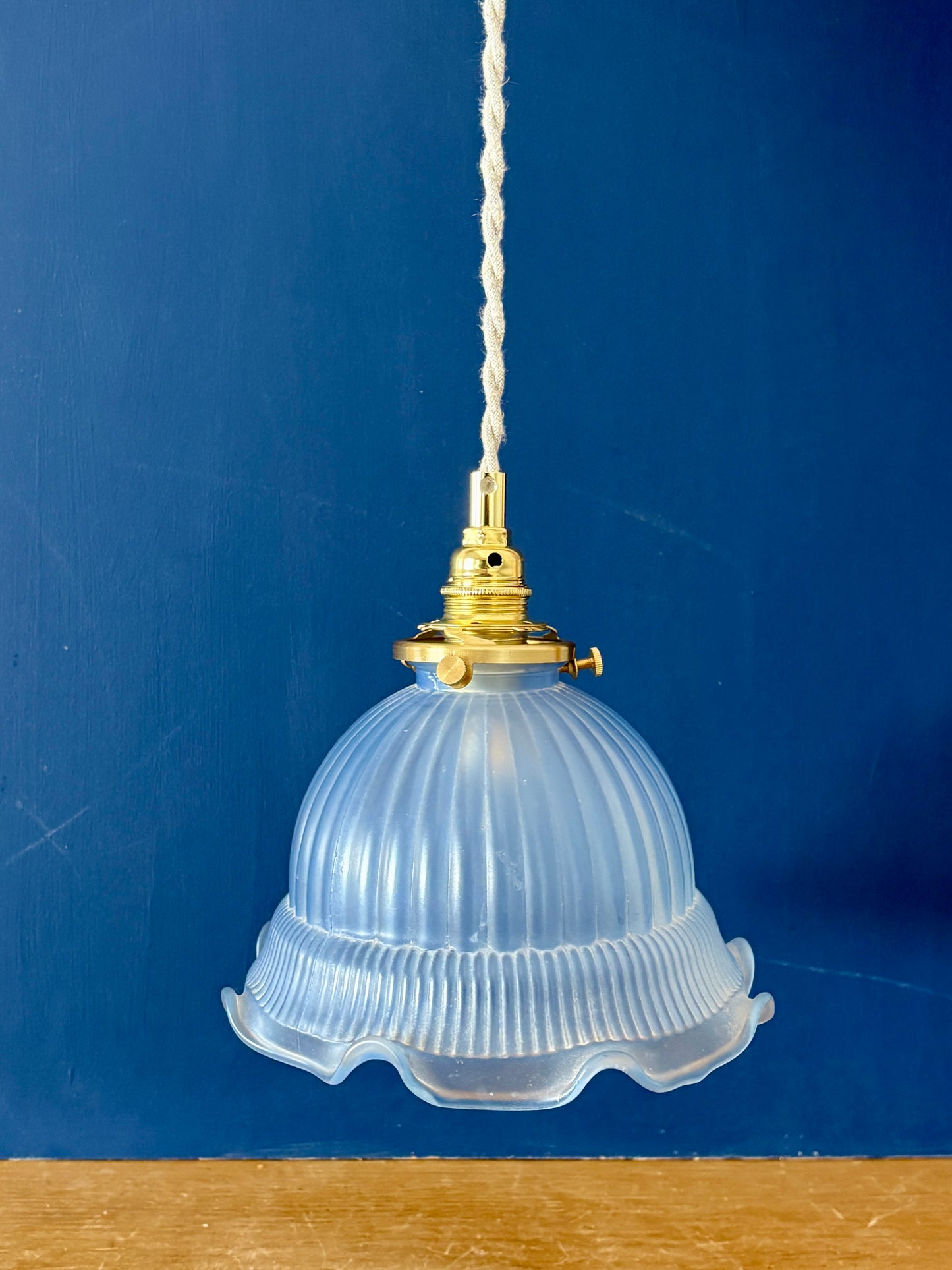 Suspension abat-jour vintage en verre bleu