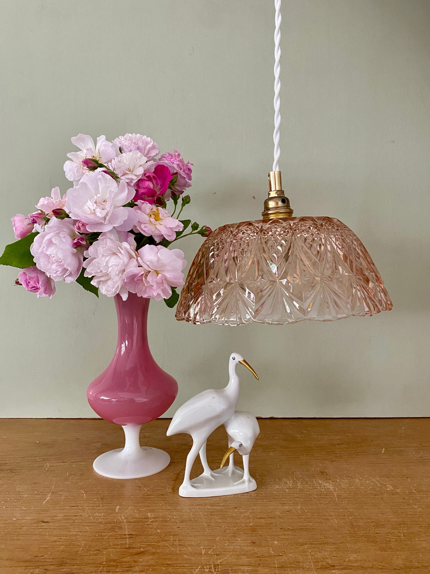 Suspension abat-jour vintage en verre moulé rose - collection vaisselle -