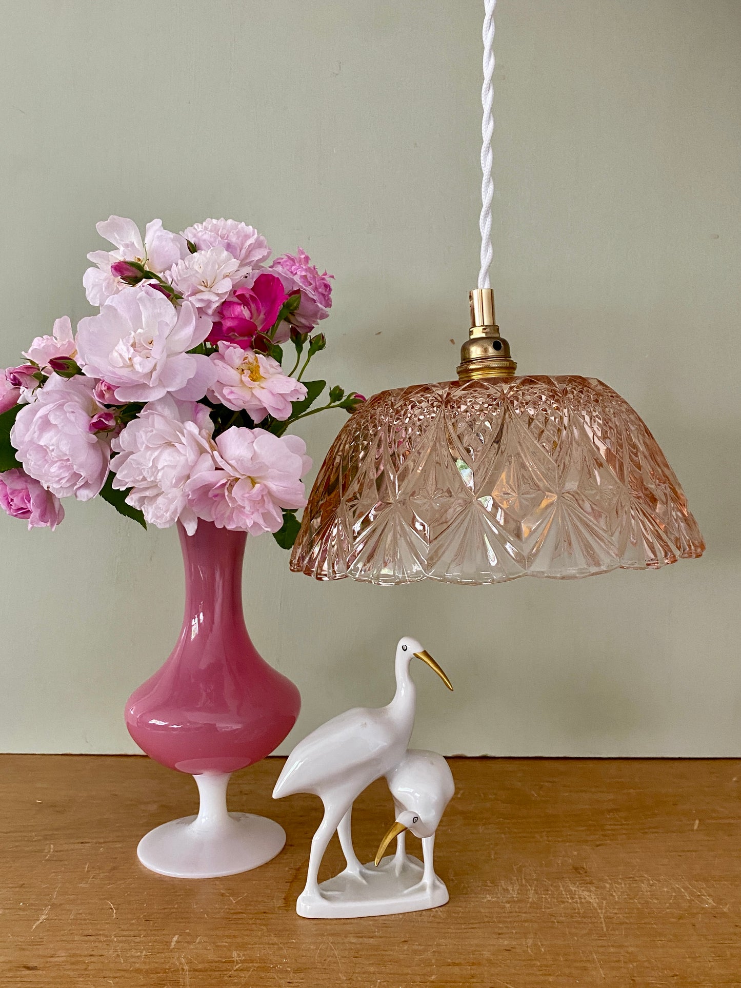 Suspension abat-jour vintage en verre moulé rose - collection vaisselle -