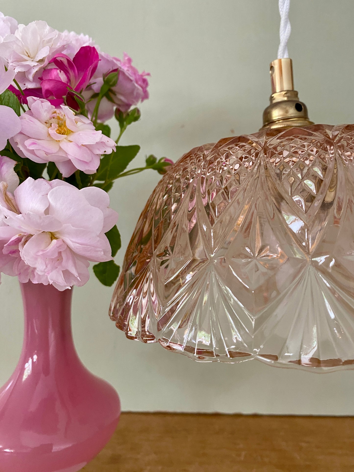 Suspension abat-jour vintage en verre moulé rose - collection vaisselle -