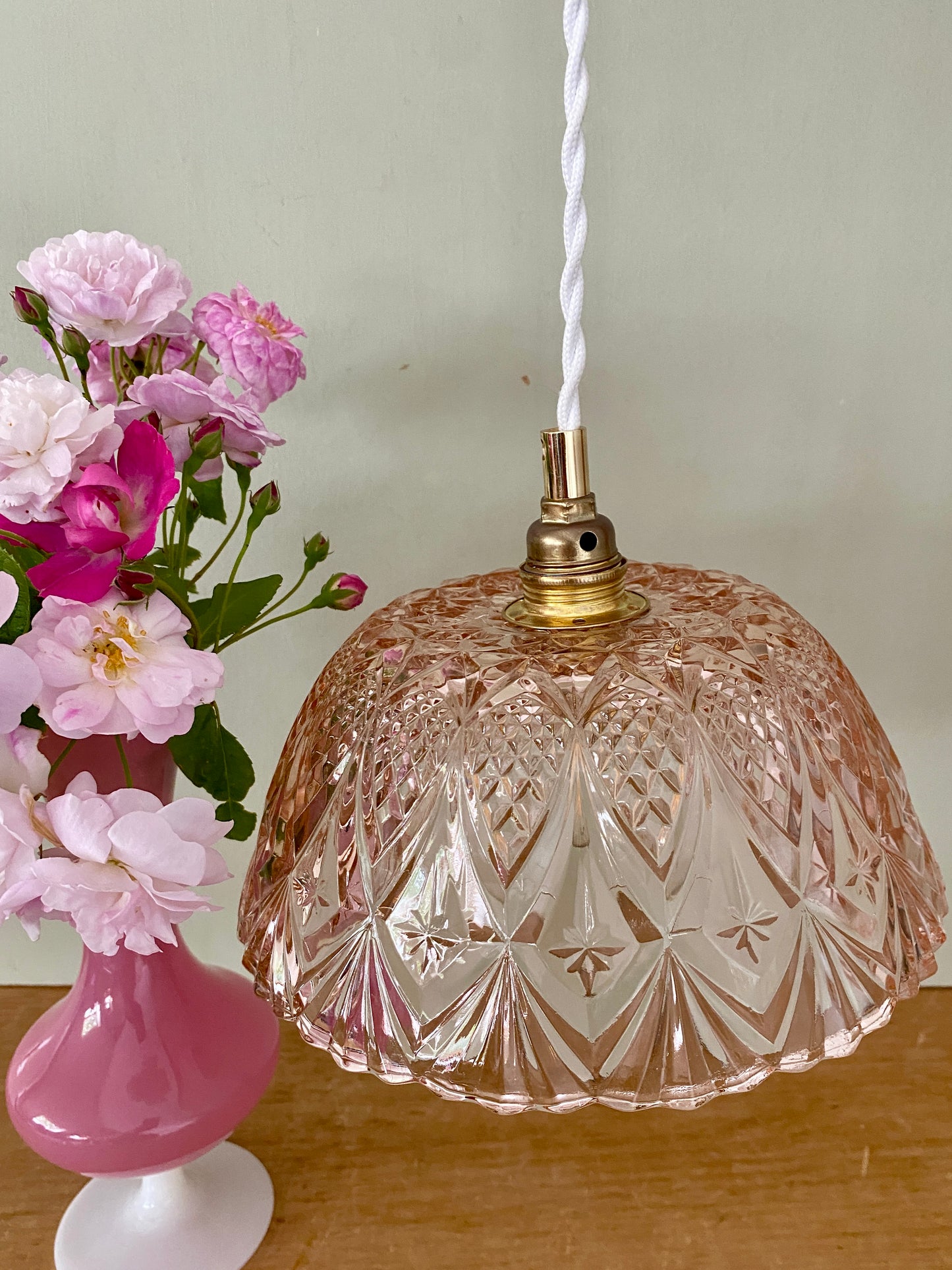 Suspension abat-jour vintage en verre moulé rose - collection vaisselle -
